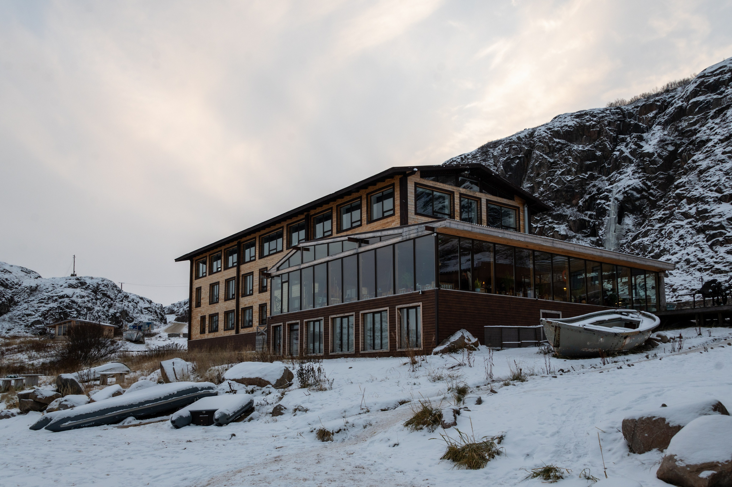 Самый северный ресторан России в Териберке. на берегу Баренцева моря. Путешествие на Териберку. Фотограф Роман Адлер. Ресторан в Териберке.  Фотографии ресторана на берегу Баренцева моря, Териберка. Серия Русский Север 2023 Фото Териберка.