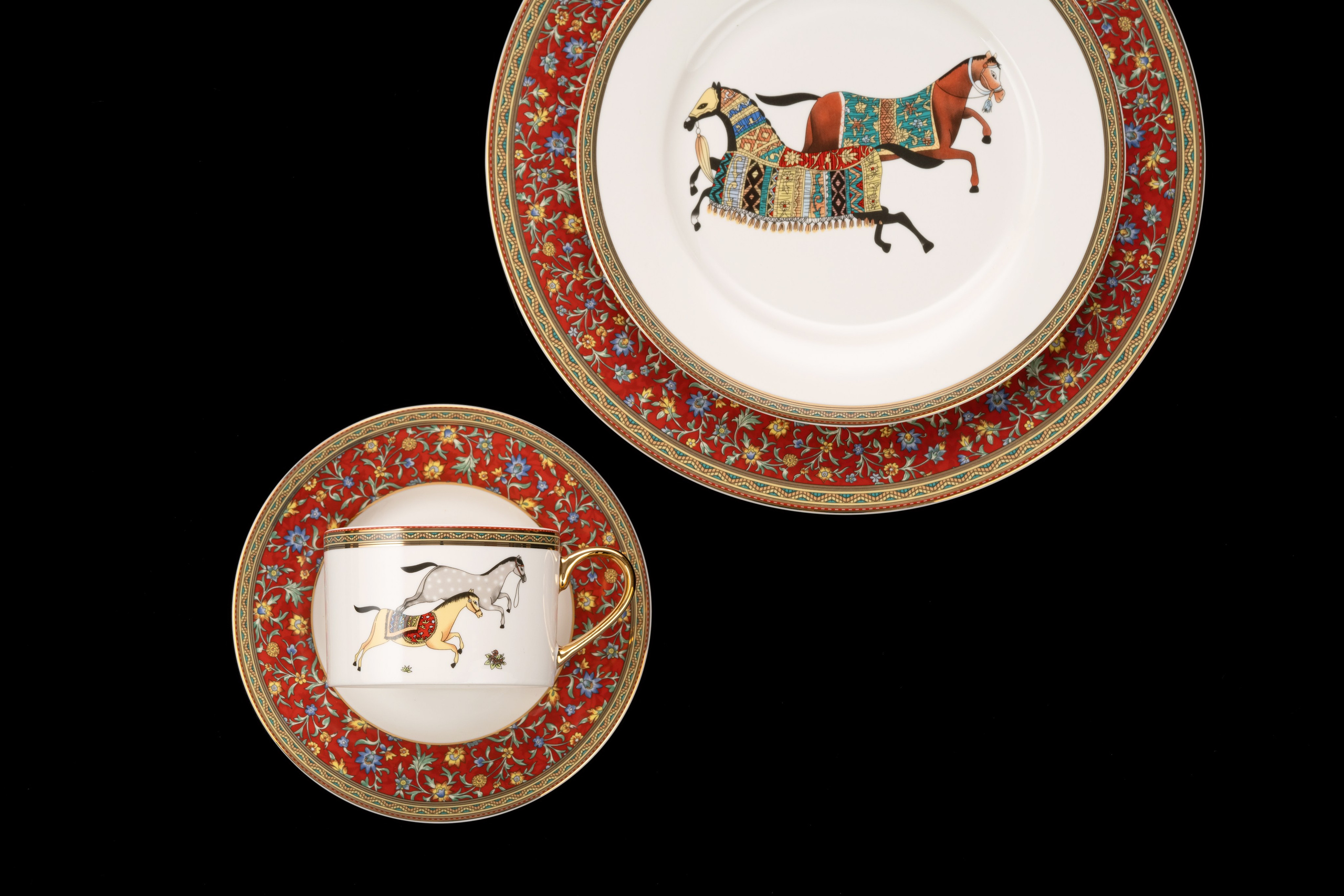 тарелка Waseela с красным орнаментом и лошадьми предметная фотосъёмка посуды контентная съёмка фотосъёмка в Алматы фотограф Ринат Каримов Казахстан