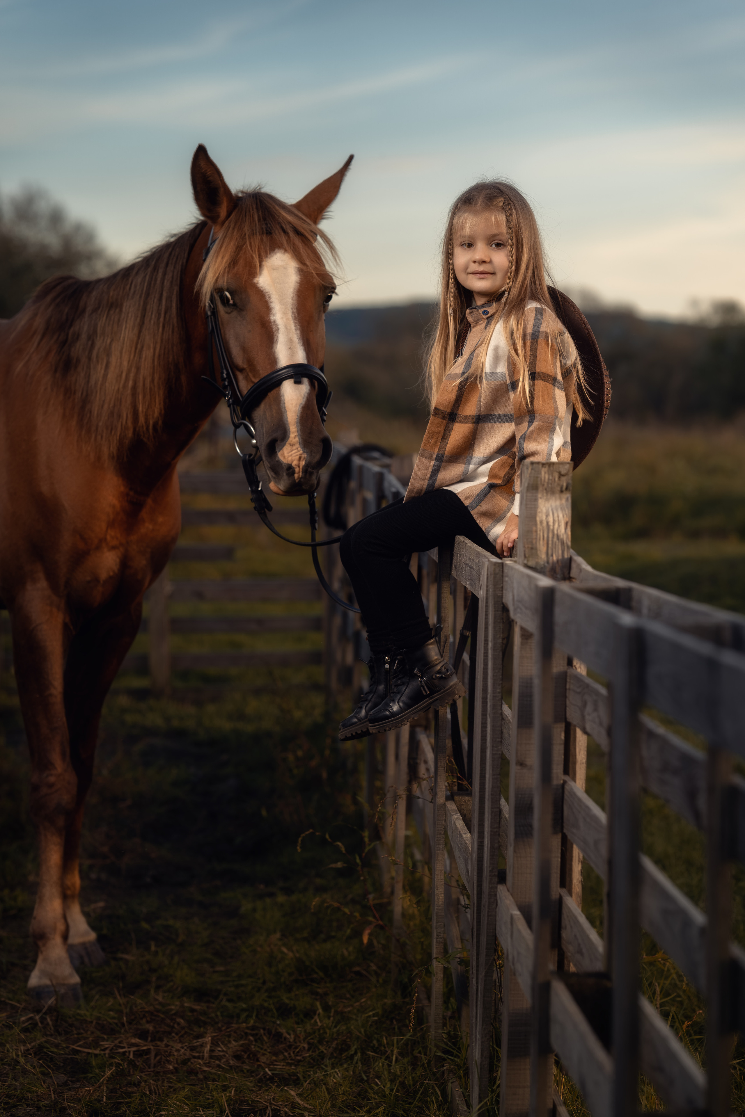 Детская фотосессия. Девочка и лошадь 