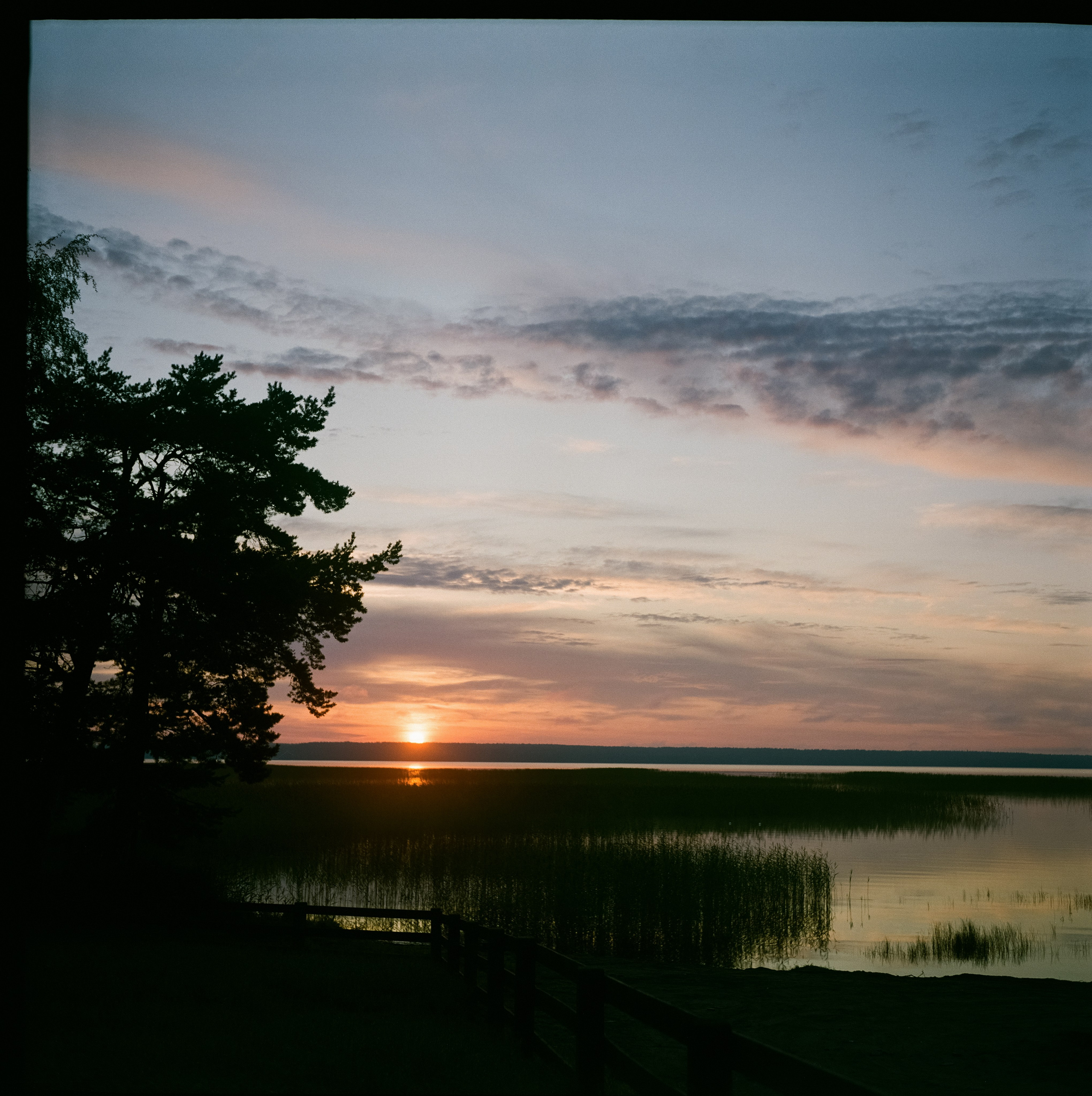 Серия закатов на озере Отрадном / Super Fujica-6 / Fujifilm Reala 100
