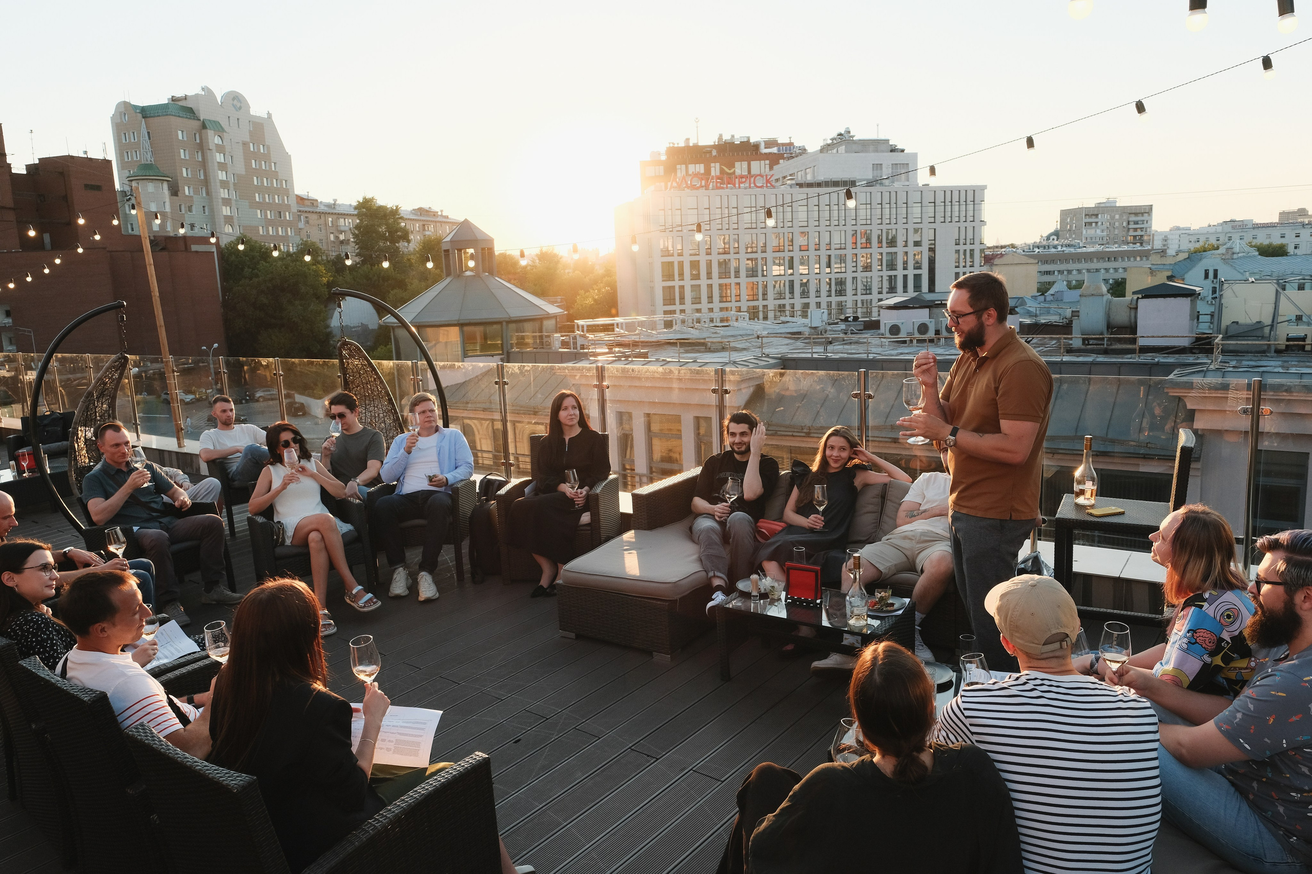 Сомелье рассказывает гостям про вино.