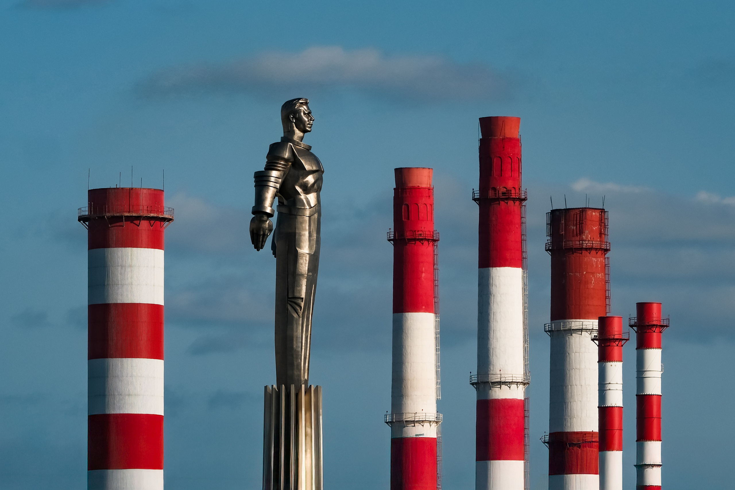 Гагарин, Статуя Гагарину, памятник Гагарину, площадь Гагарина, трубы ТЭЦ, памятник на фоне труб. Статуя Гагарина на фоне труб на площади Гагарина в Москве
