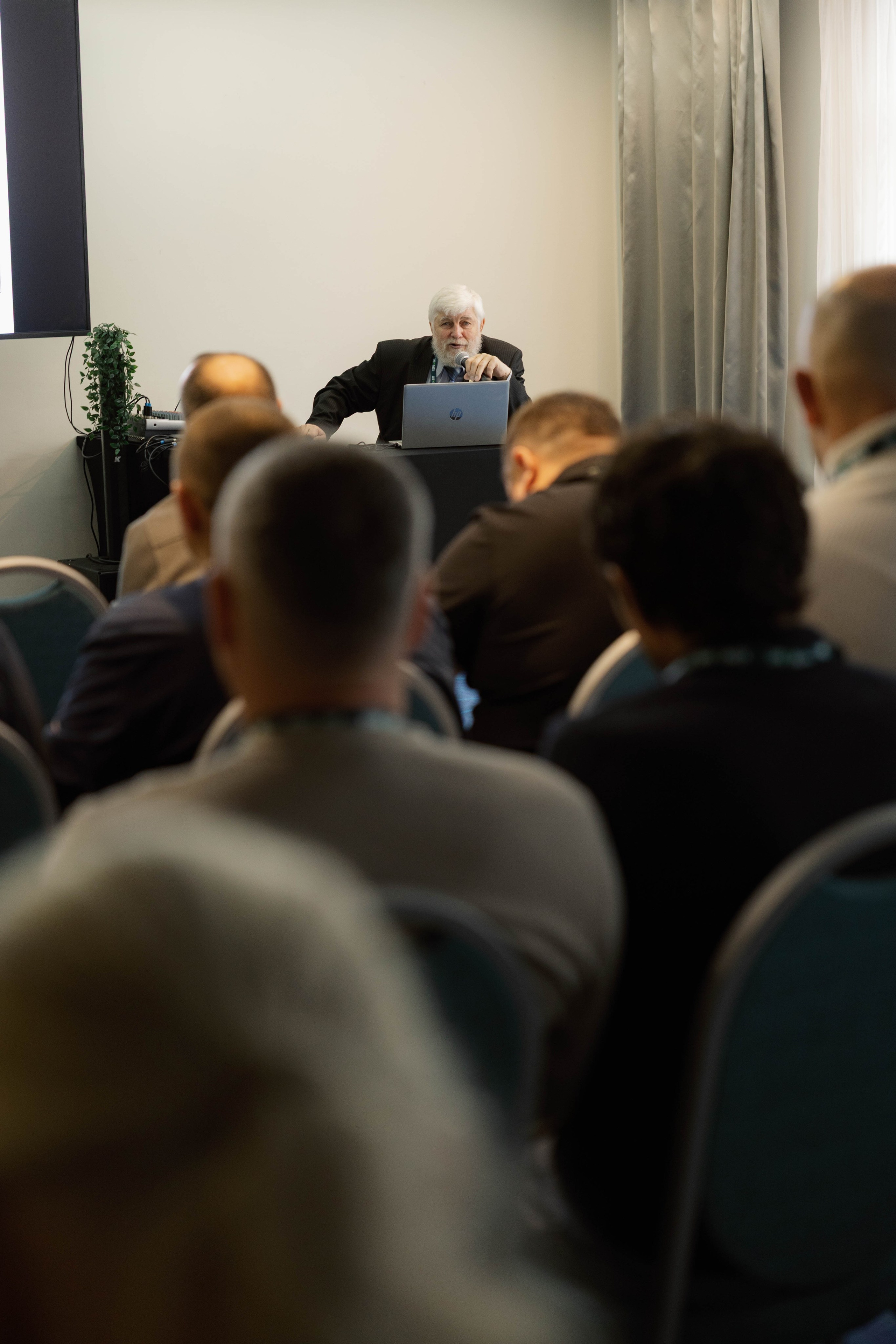 Конференция и ужи. Кормовит. Роза хутор. Фотограф Юсова Мария