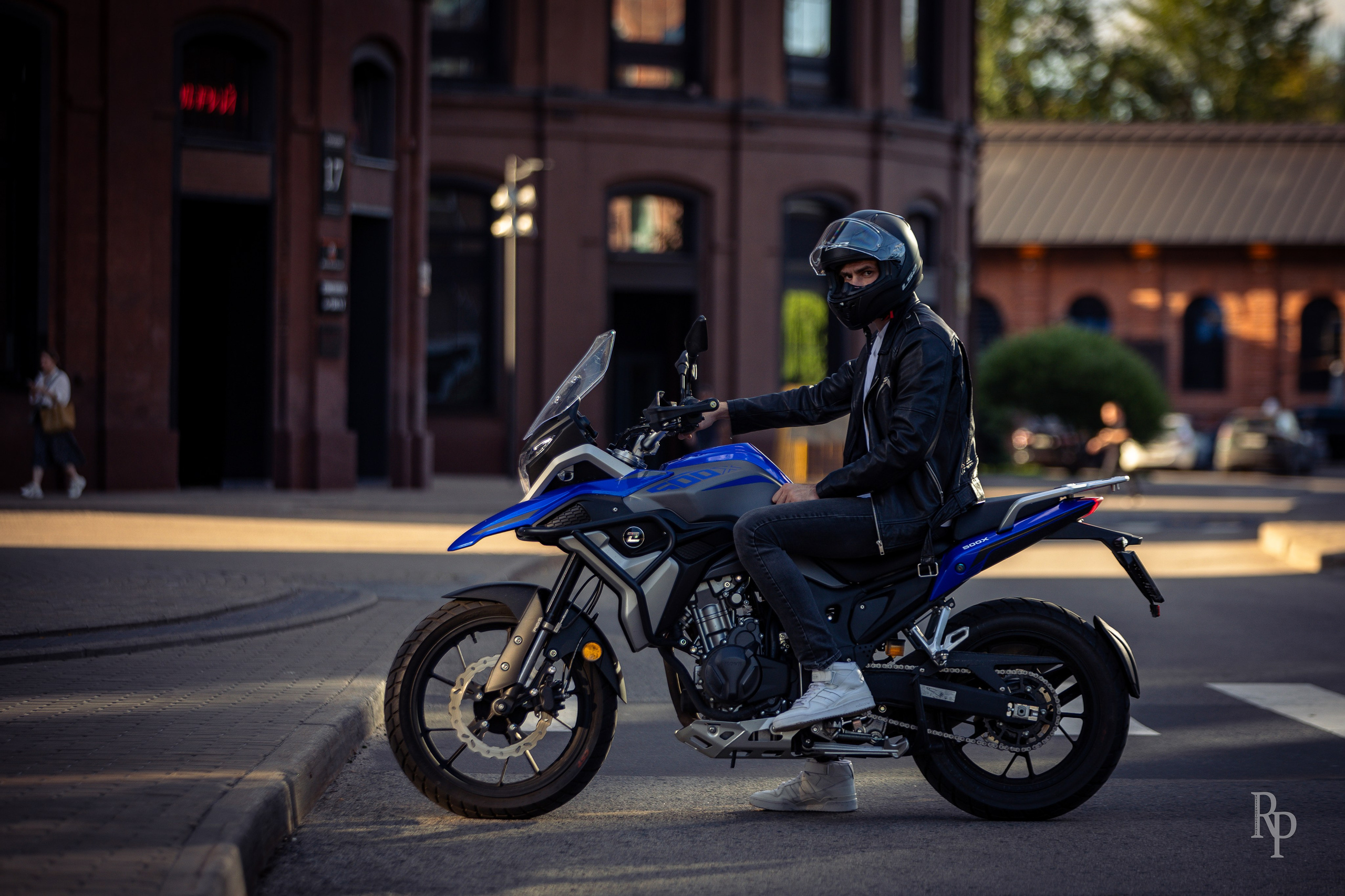 «Angel and demon». Rusty Photographer