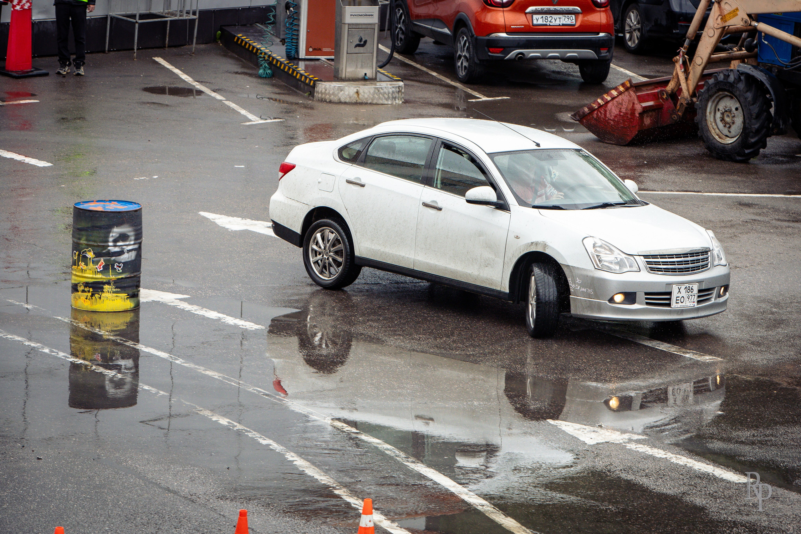 SHOWDOWN. Rusty Photographer