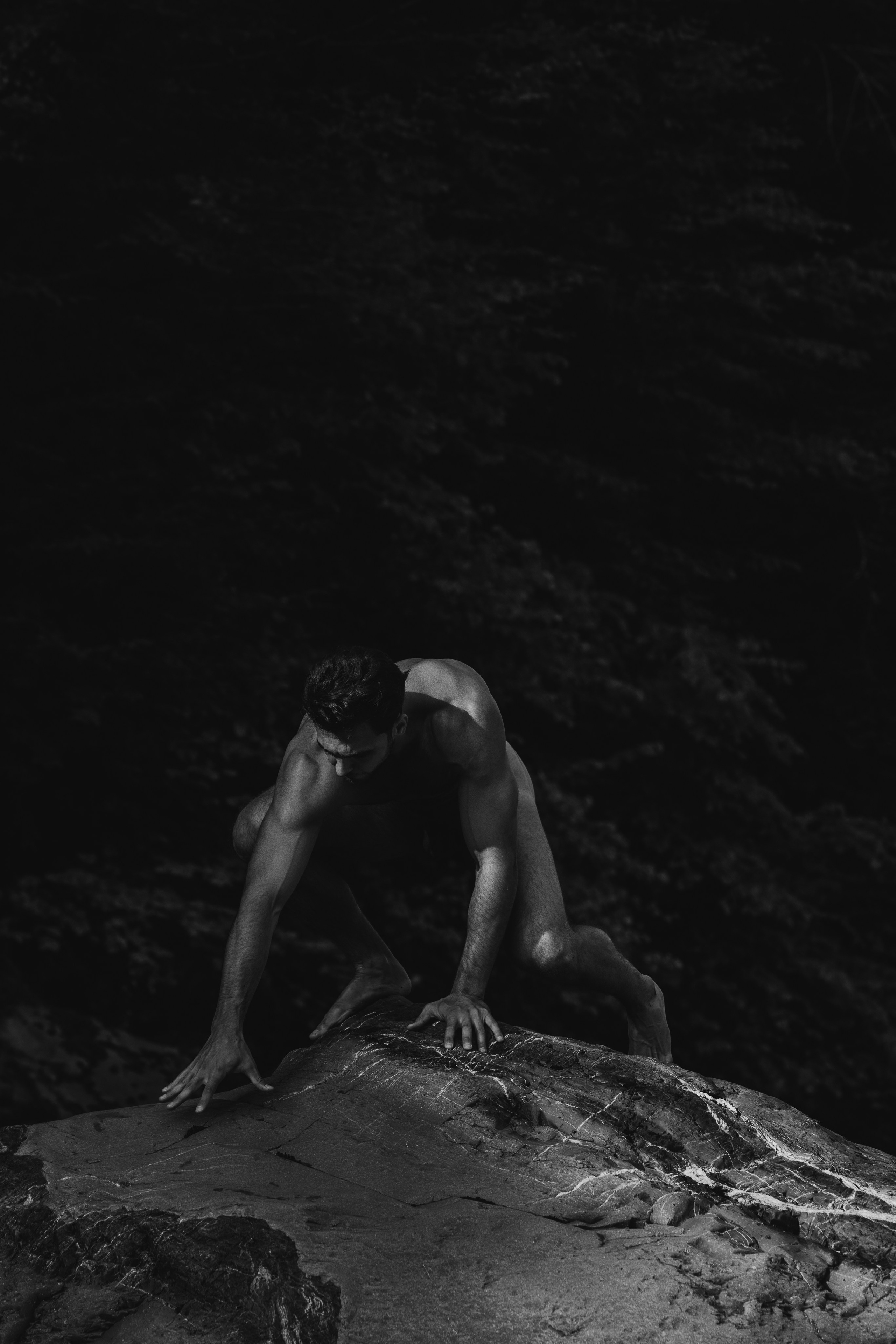 снимок Кости как прыгает через камни