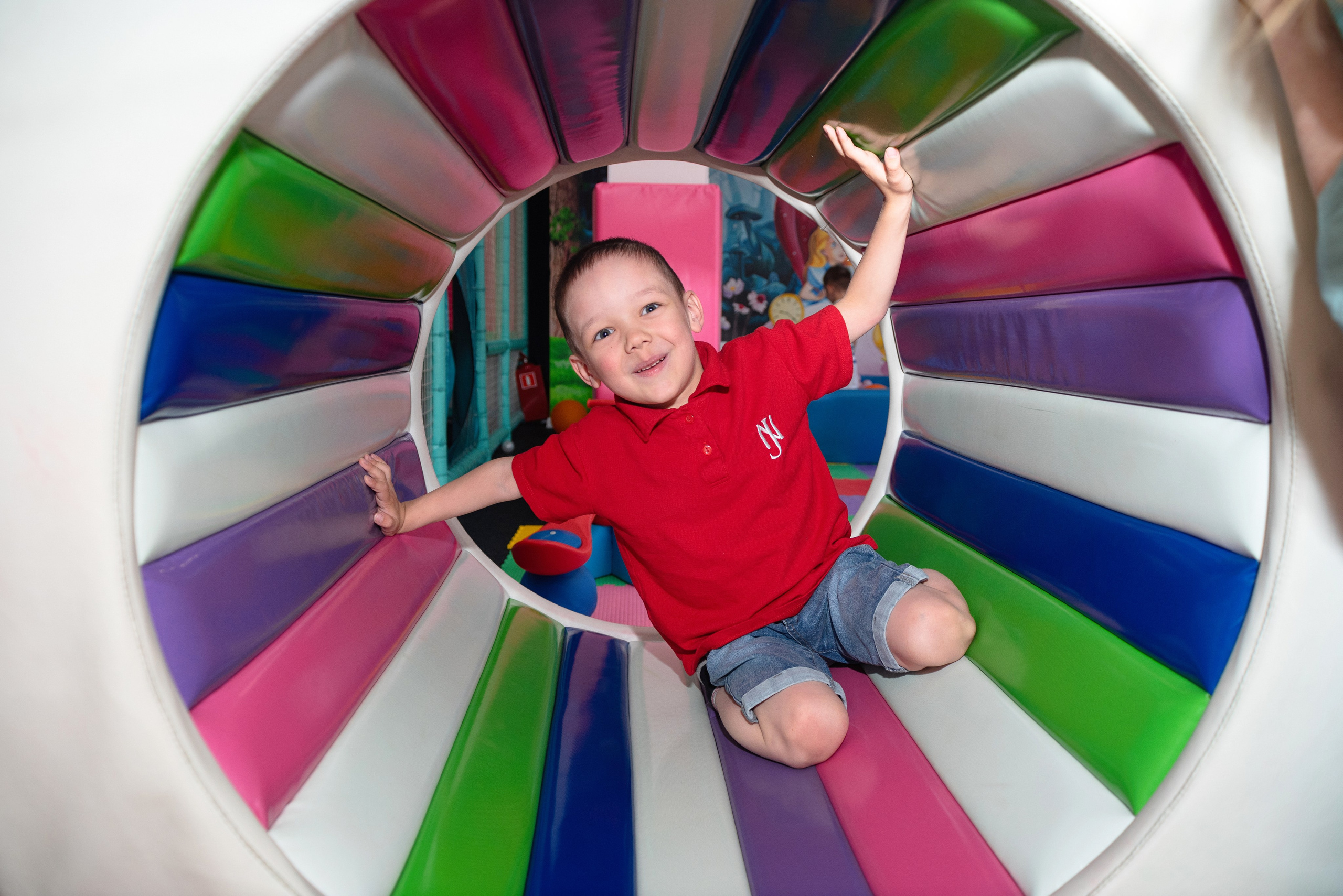 Фотографирует детский праздник в Сургуте/Нефтеюганске — весёлые моменты детей на дне рождения, яркие эмоции выпускников, динамичные кадры торжественных мероприятий.