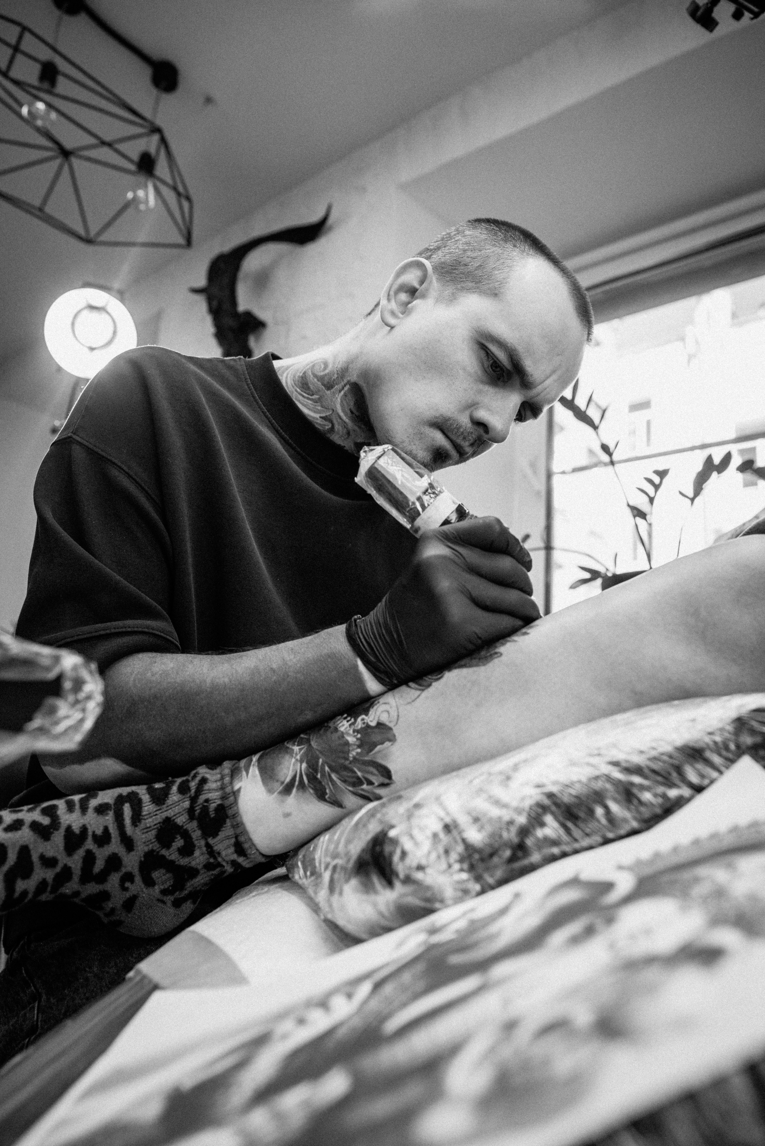 Тату-мастер. Роман Бочаров