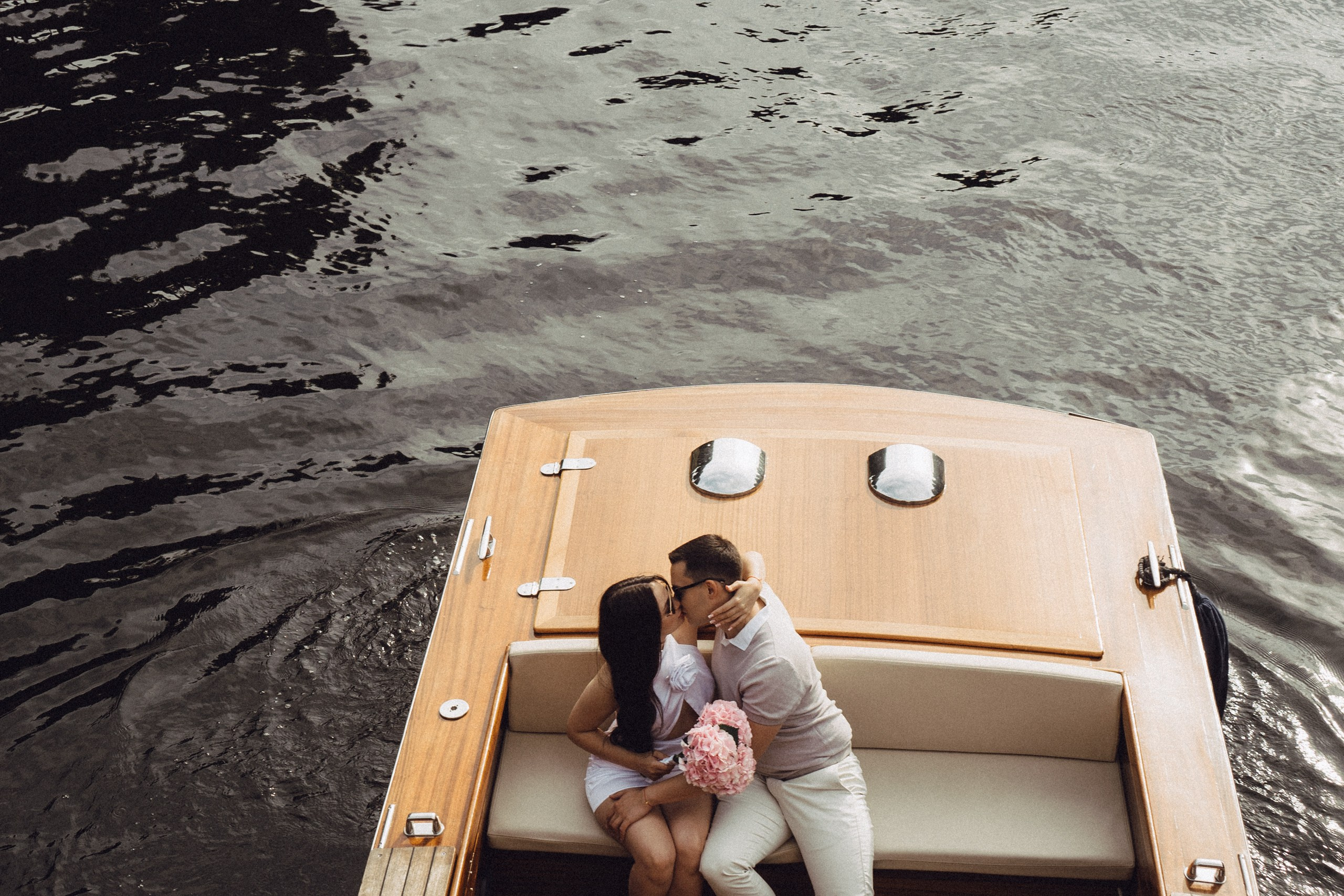 СВАДЕНБНАЯ СЬЕМКА НА КАТЕРЕ ПО КАНАЛАМ САНКТ-ПЕТЕРБУРГА И В АКВАТОРИИ НЕВЫ. Профессиональный фотограф, Санкт-Петербург — Виктория Богомолова