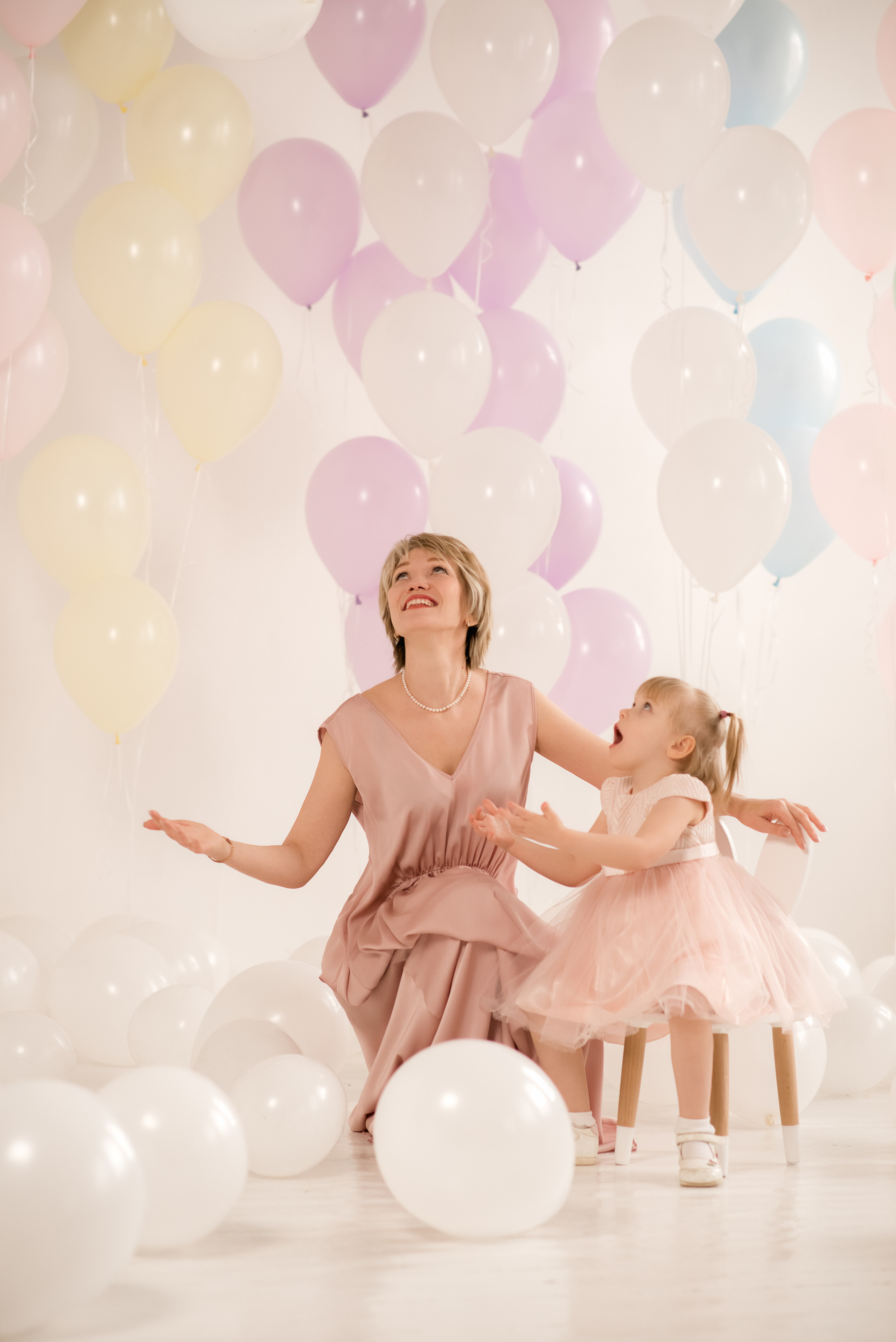 Фотосессия мамы и дочки в шариковой фотозоне. Детский и семейный фотограф в Йошкар-Оле Светлана Кропочева