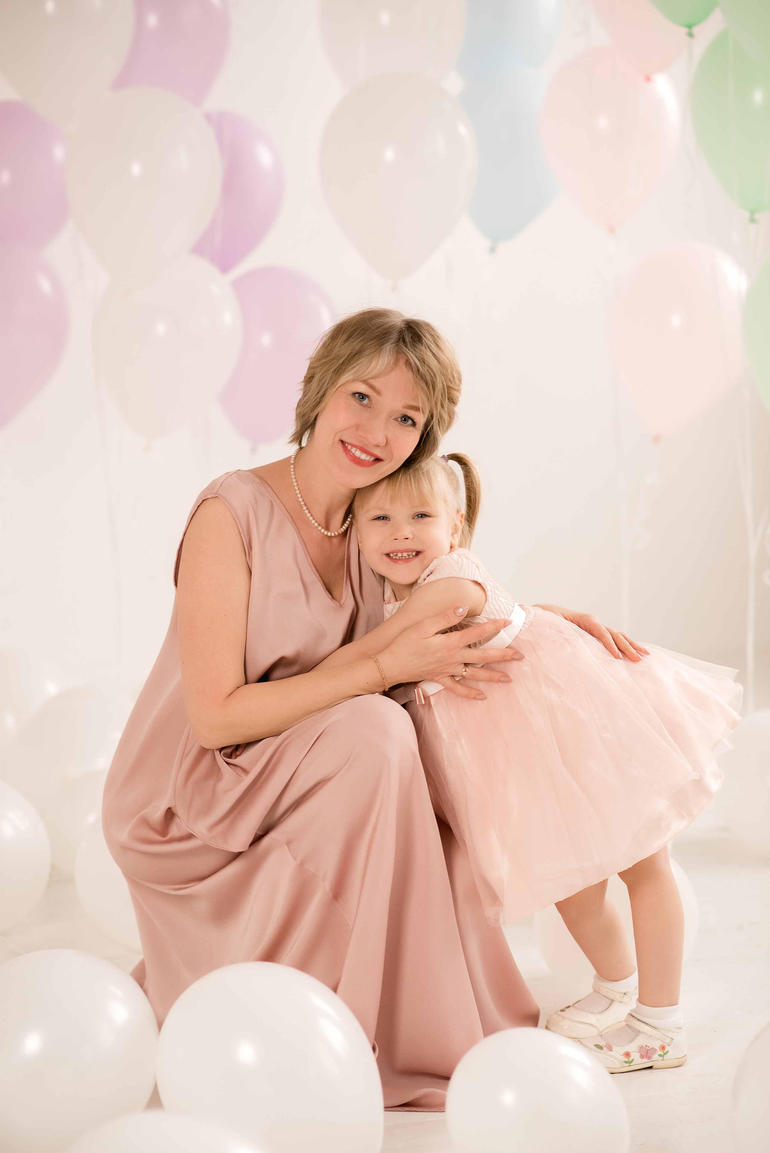 Фотосессия мамы и дочки в шариковой фотозоне. Детский и семейный фотограф в Йошкар-Оле Светлана Кропочева