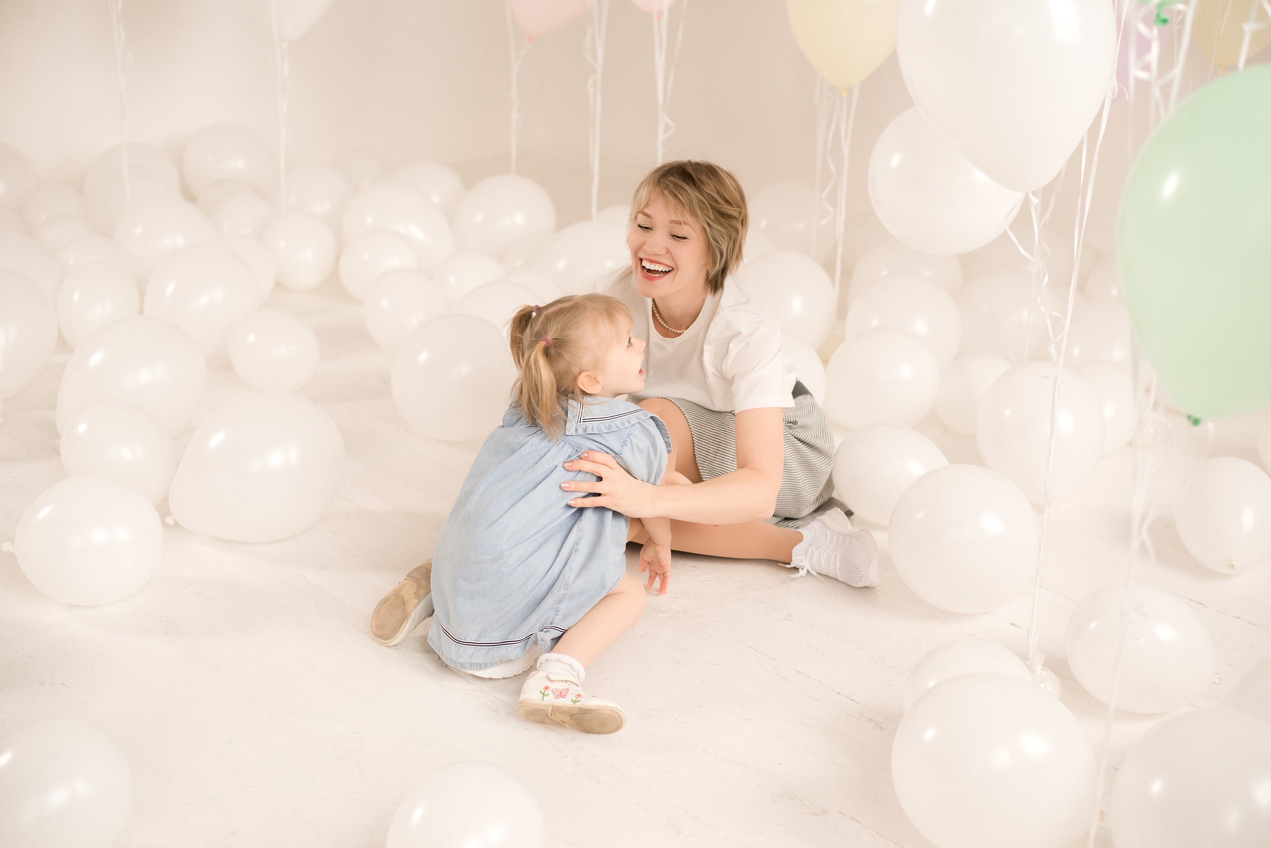 Фотосессия мамы и дочки в шариковой фотозоне. Детский и семейный фотограф в Йошкар-Оле Светлана Кропочева