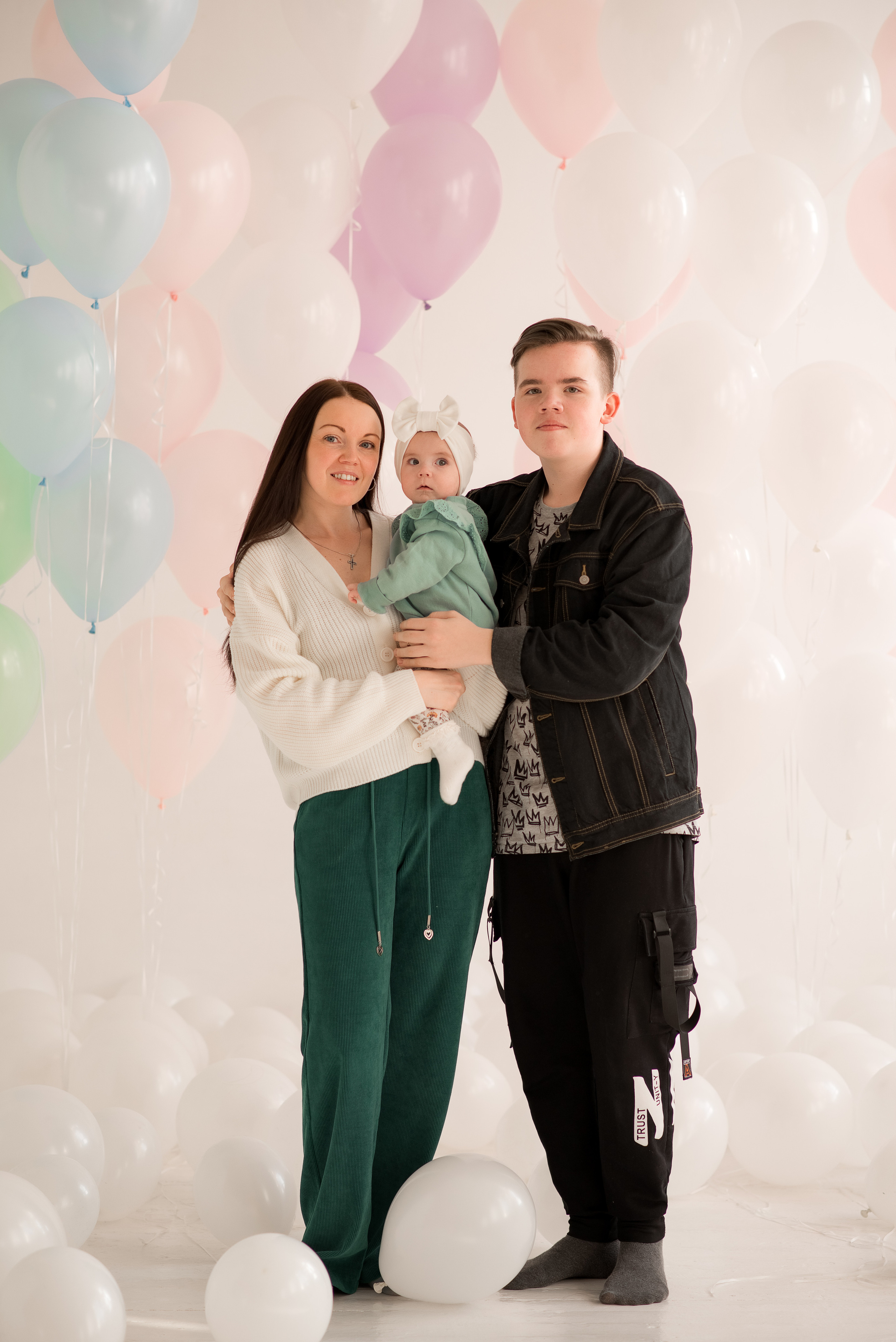 Фотосессия мамы и дочки с шариками в студии. Детский и семейный фотограф в Йошкар-Оле Светлана Кропочева