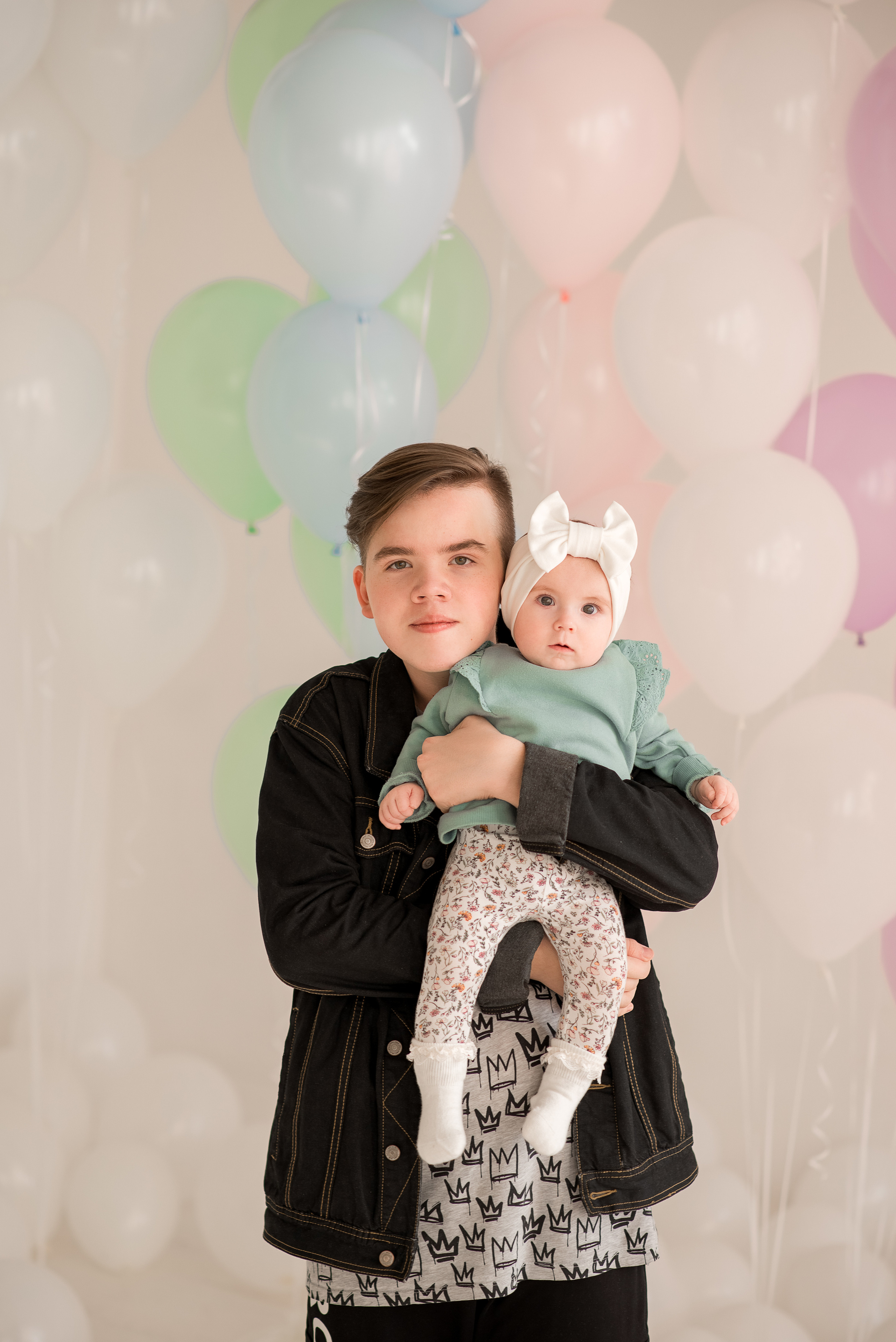 Фотосессия мамы и дочки с шариками в студии. Детский и семейный фотограф в Йошкар-Оле Светлана Кропочева