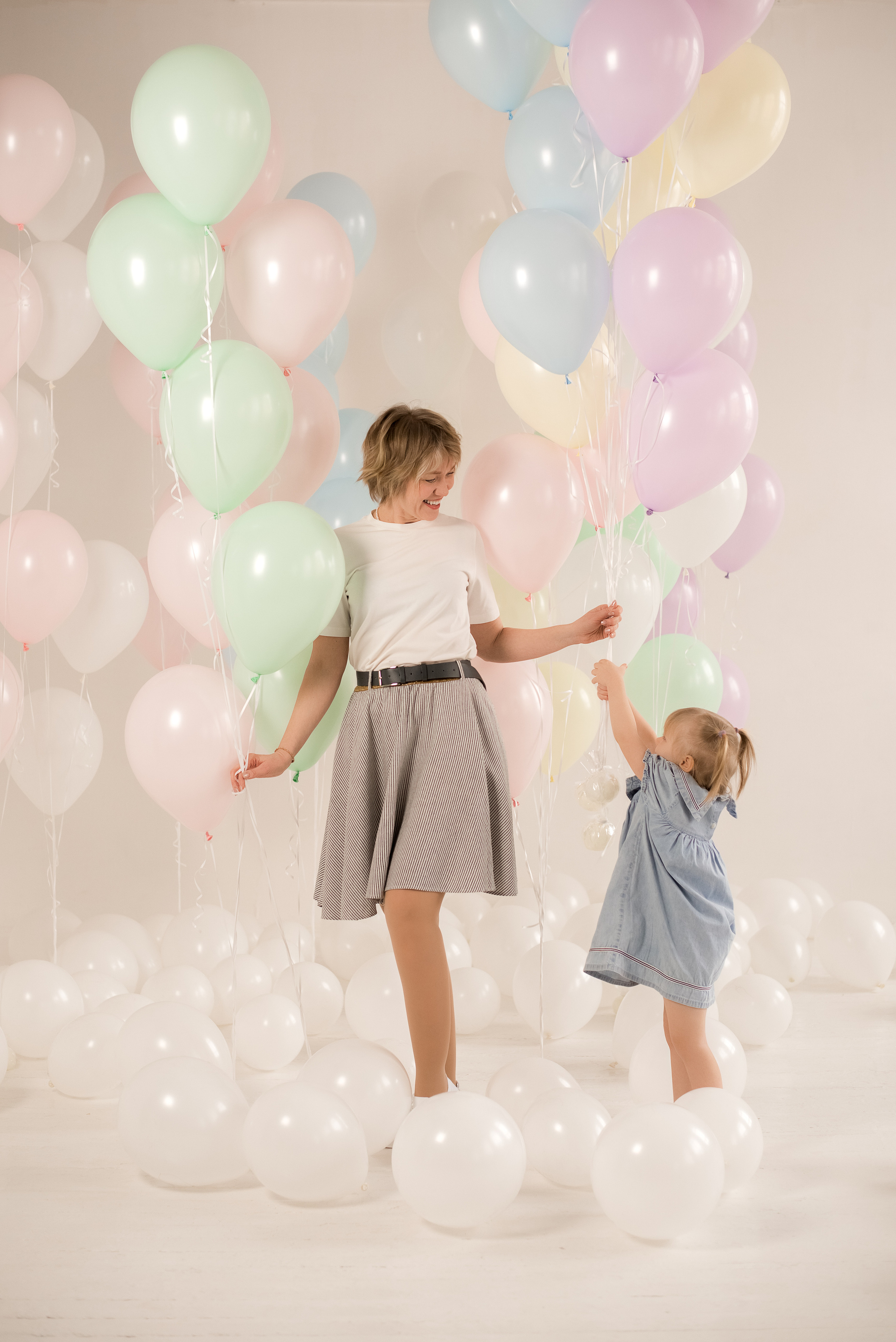 Фотосессия мамы и дочки в шариковой фотозоне. Детский и семейный фотограф в Йошкар-Оле Светлана Кропочева