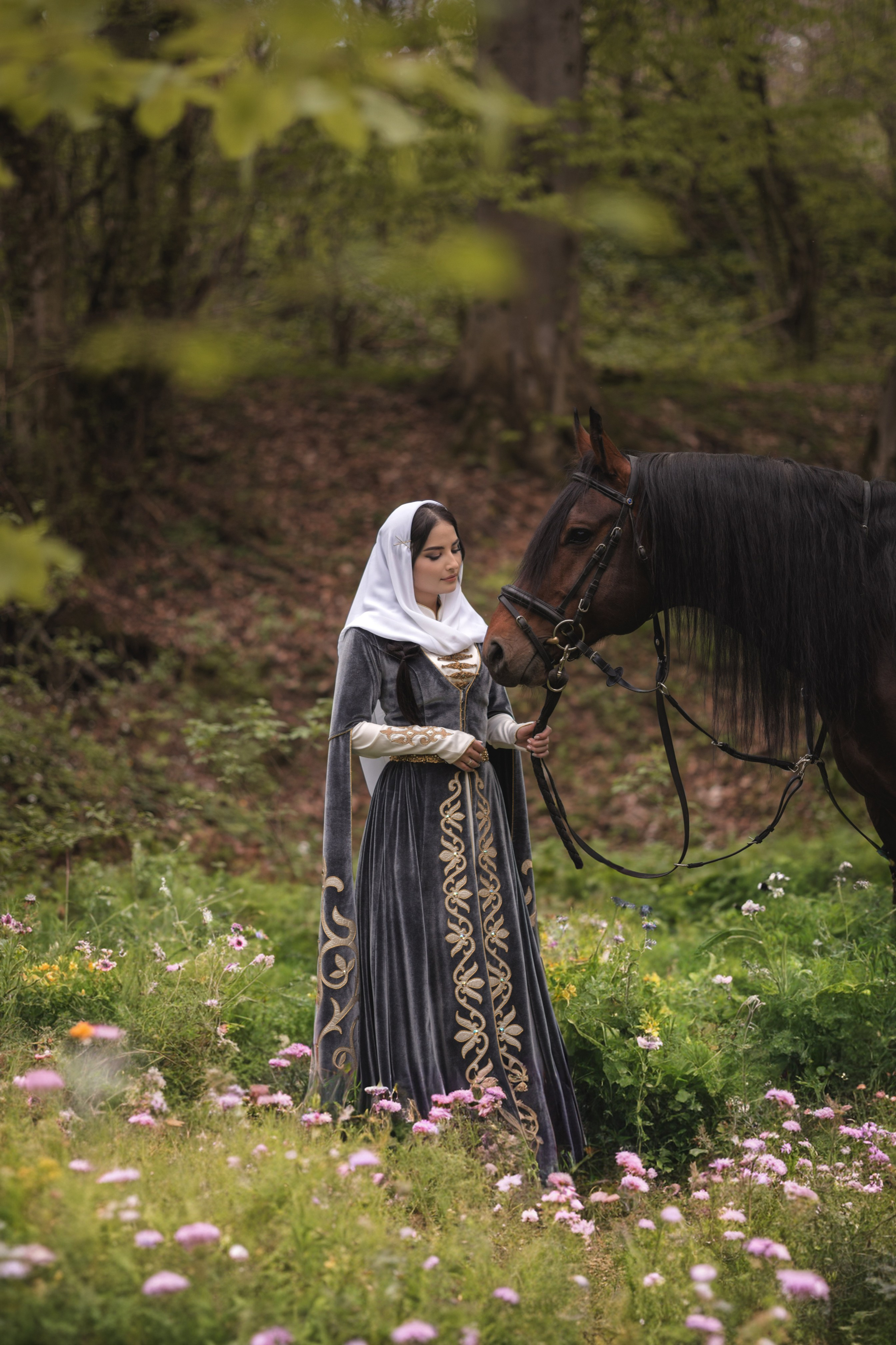 Фотосессия в национальном Кавказском костюме и с лошадью. Свадебный фотограф Рустам Нахушев. Город Нальчик