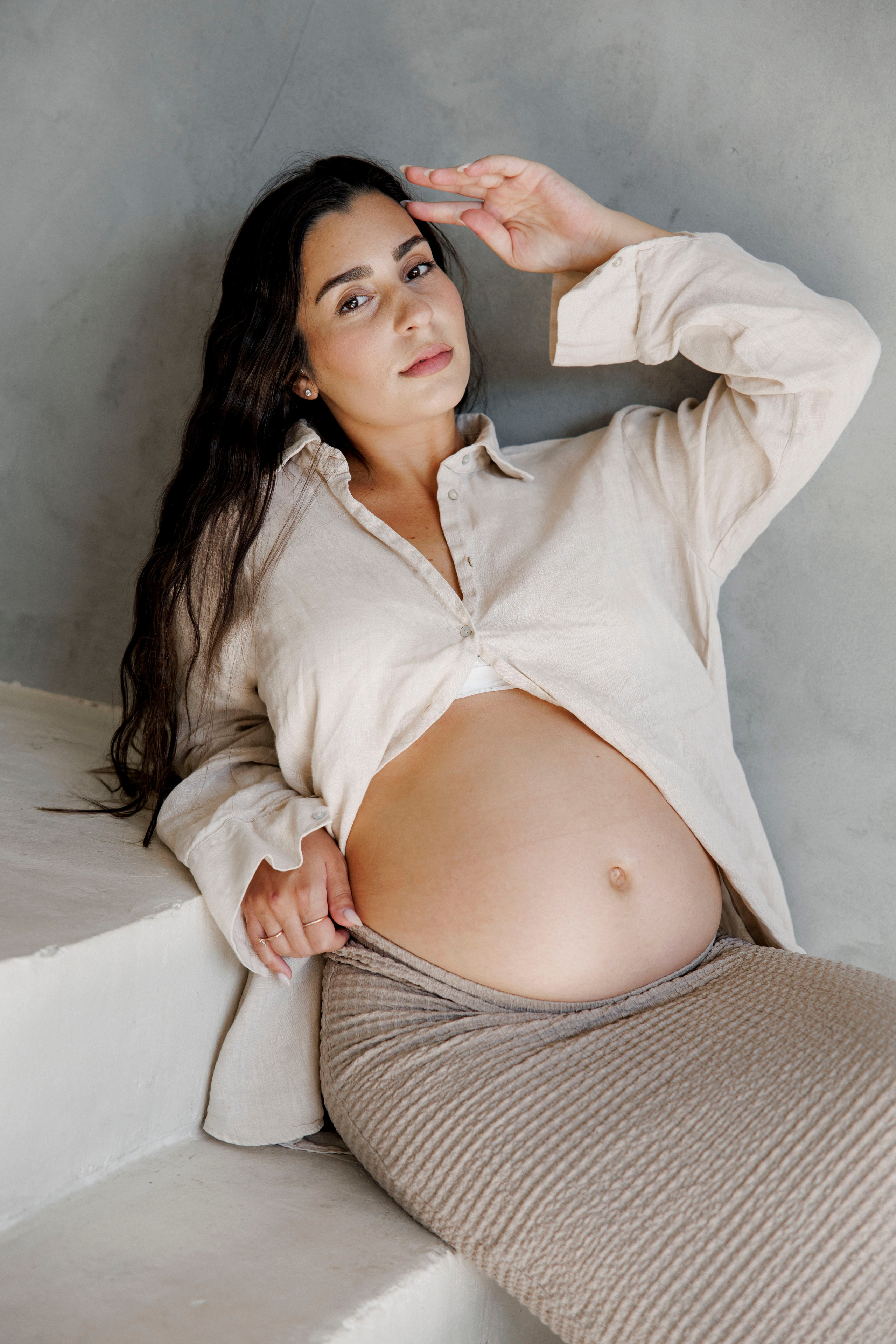 Pregnancy photoshoot inside the Grey Studio. Главная