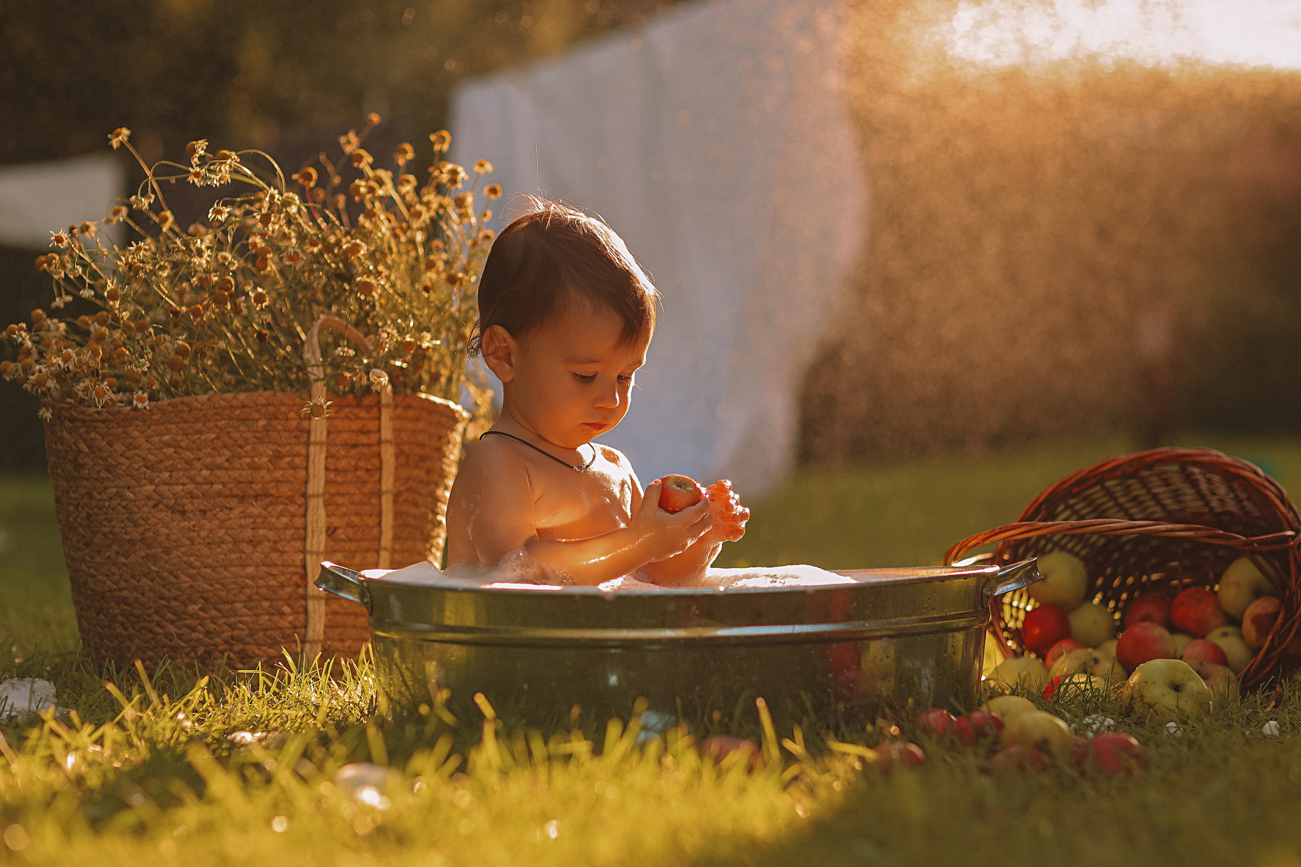 Стирка у дома. Семейный фотограф Тюмень, фотограф на роды Салмина Мария