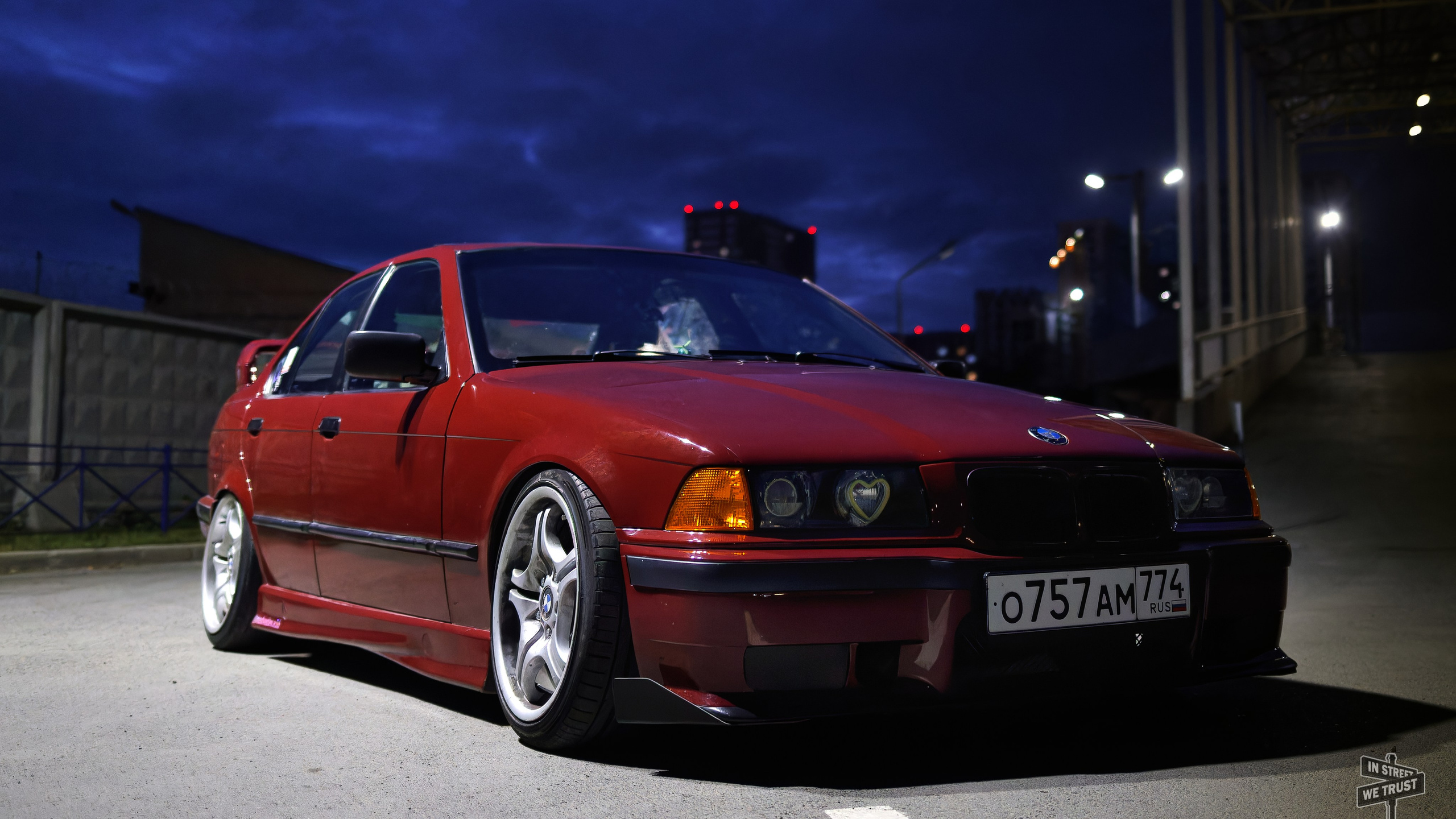 BMW E36 под уличным фонарем. IN STREET WE TRUST