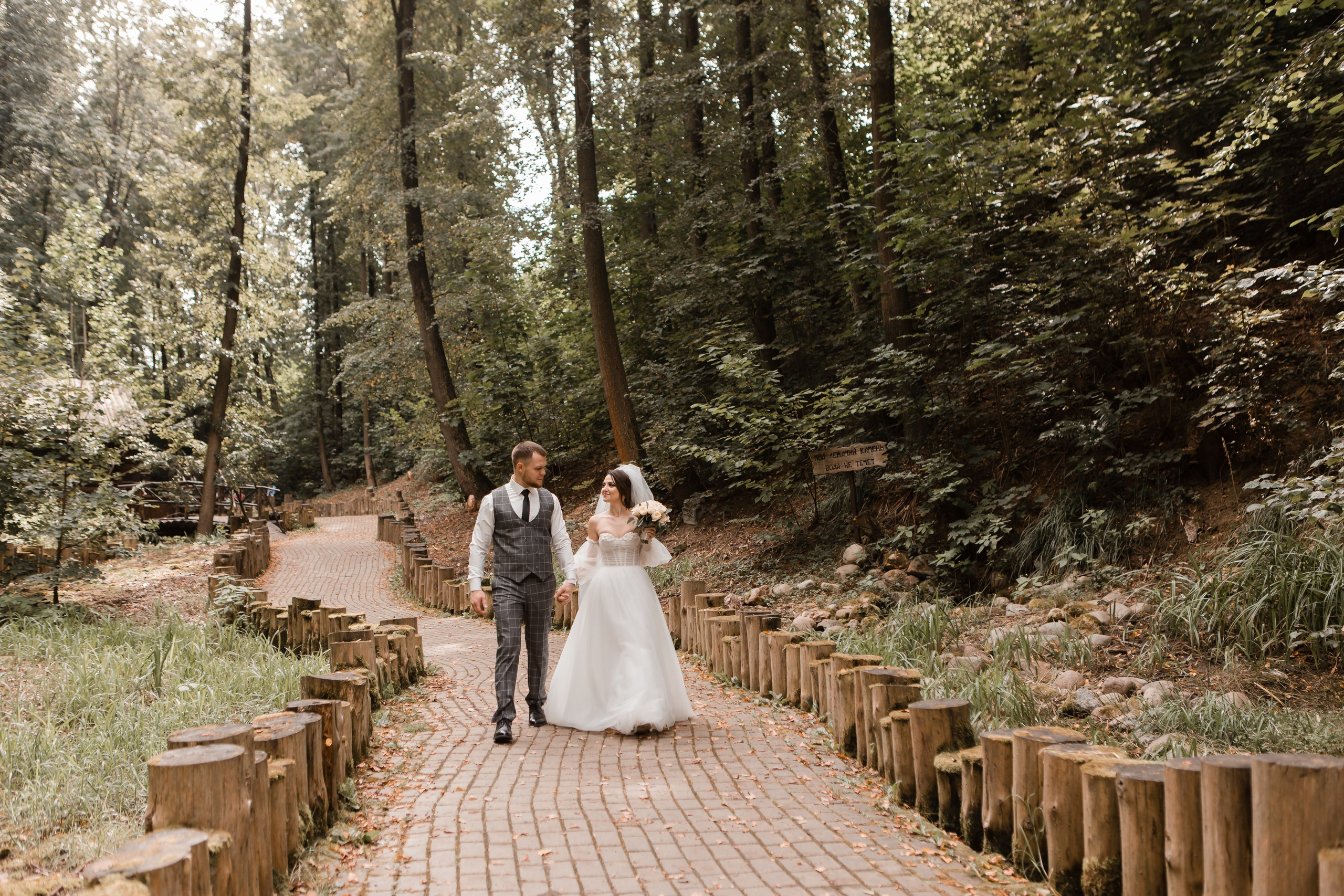 Свадебная фотосессия Сергея и Татьяны. Наша свадебная сказка. Видеосъемка и фотосъемка свадеб. Фотограф и оператор на свадьбу. Видеосъемка подкастов, собственная видео-фотостудии. Предметная фотосъемка