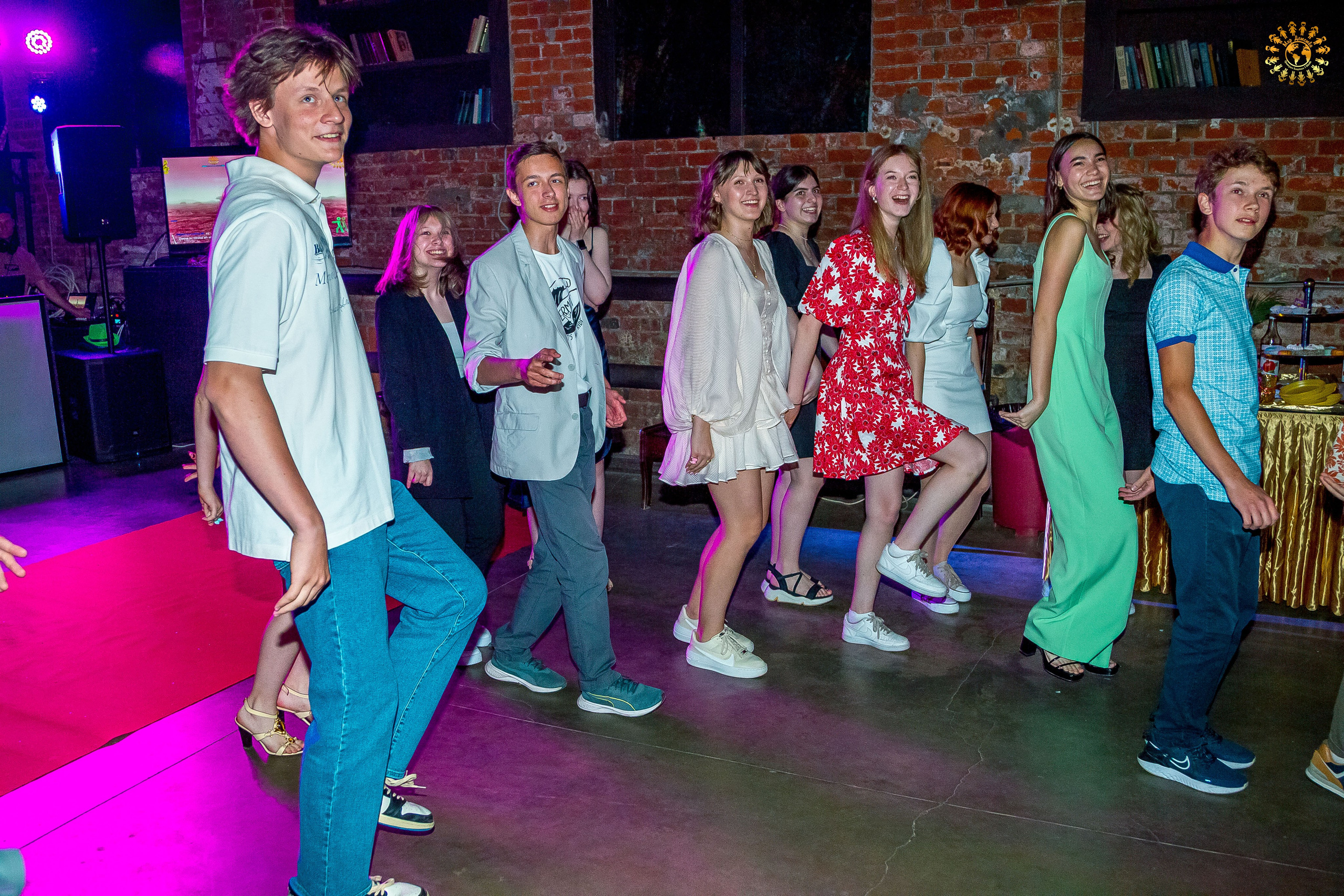 Выпускной 2023 (Школа 548; 9 Ж класс) AG Loft «Библиотека», Москва. Репортажная съемка в Москве и области. Анималистика