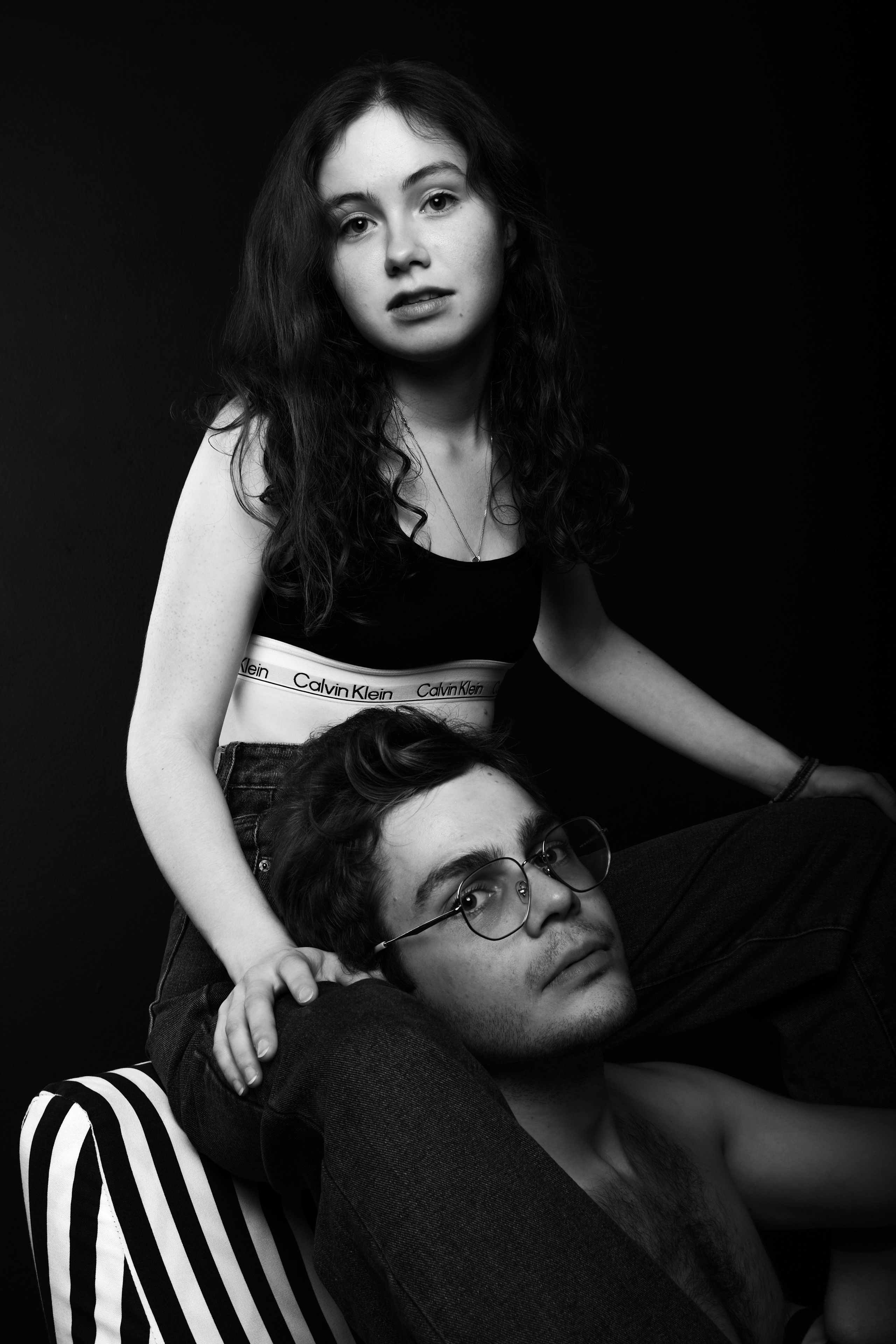 Девушка сидит на плечах у парня