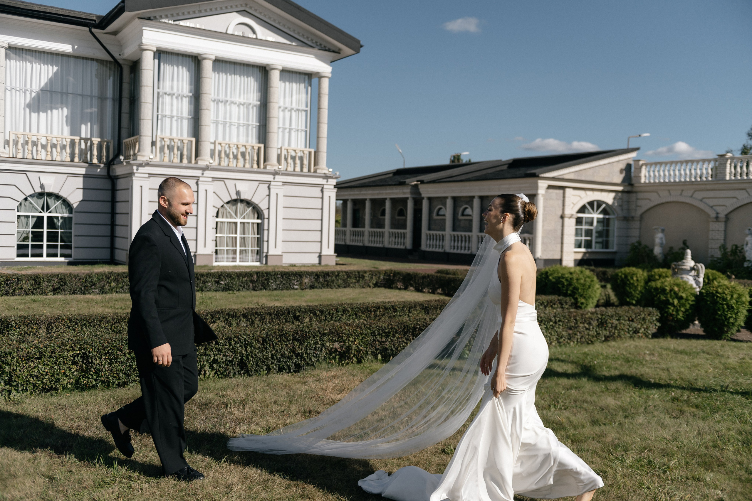Wedding day in VERSAL PARK. Wedding PHOTOGRAPHER Andrew Vnukov