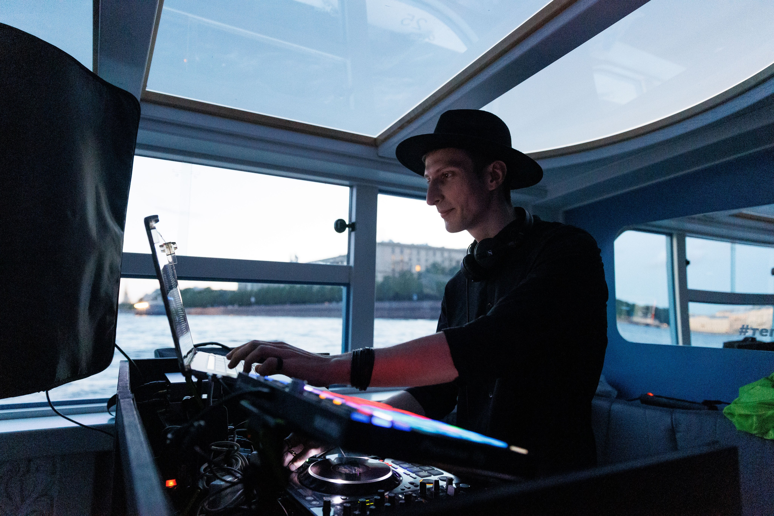 На теплоходах музыка играет. Репортажный Фотограф в Москве Юра Гушан