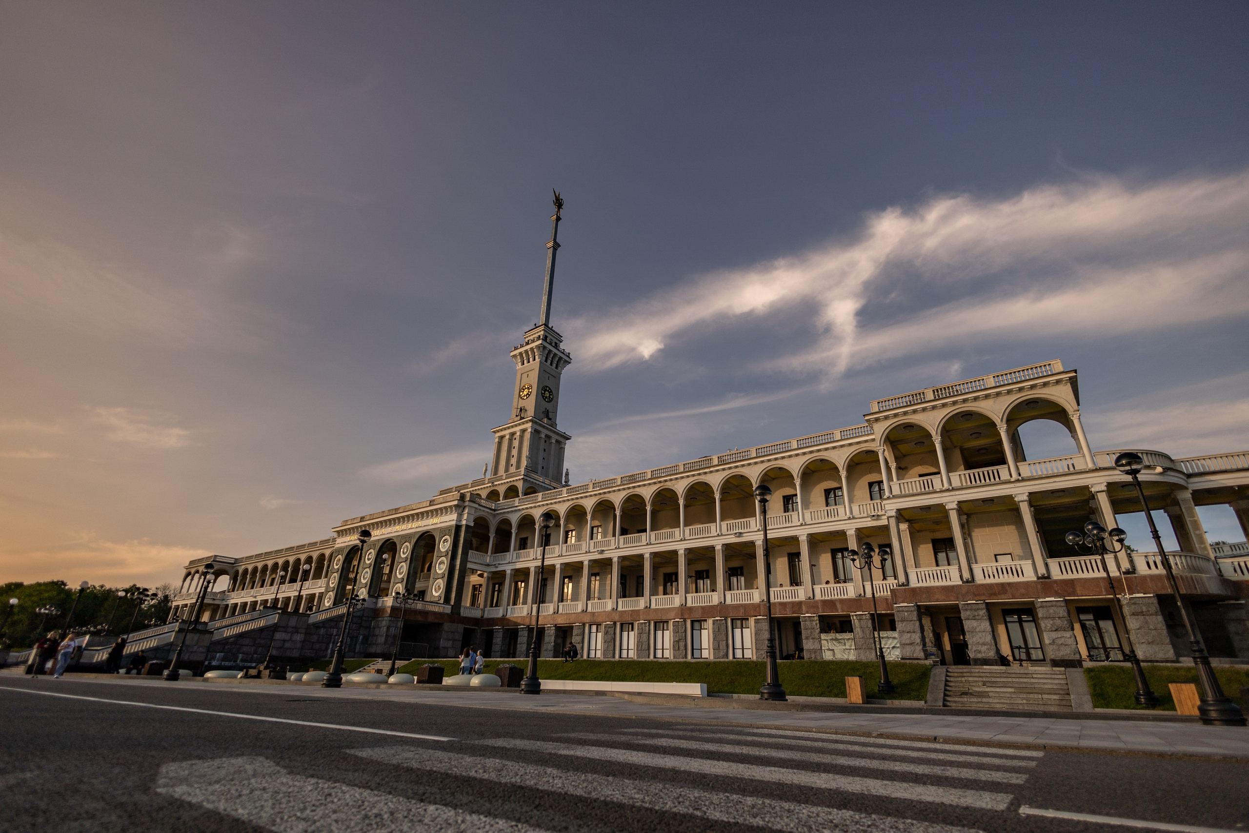 Фотография  северного речного вокзала на закате 