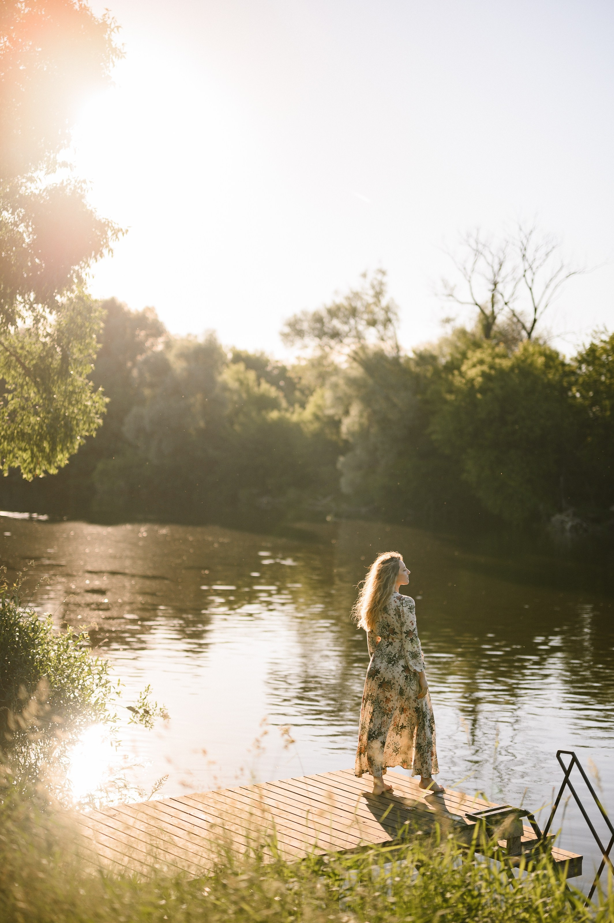 Съёмка в цветущем ромашковом поле. Semerlina.ru