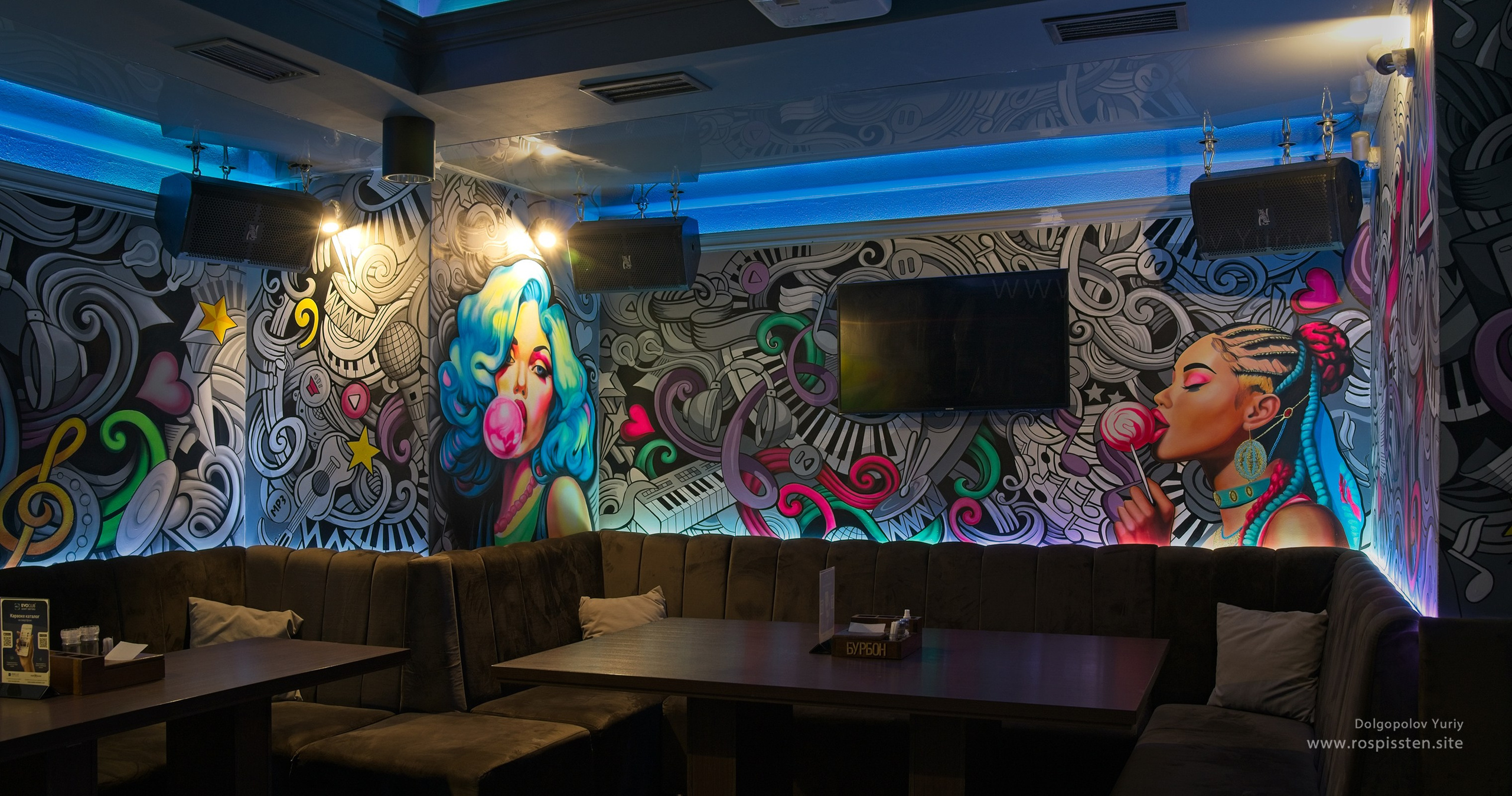 Фрески в баре 