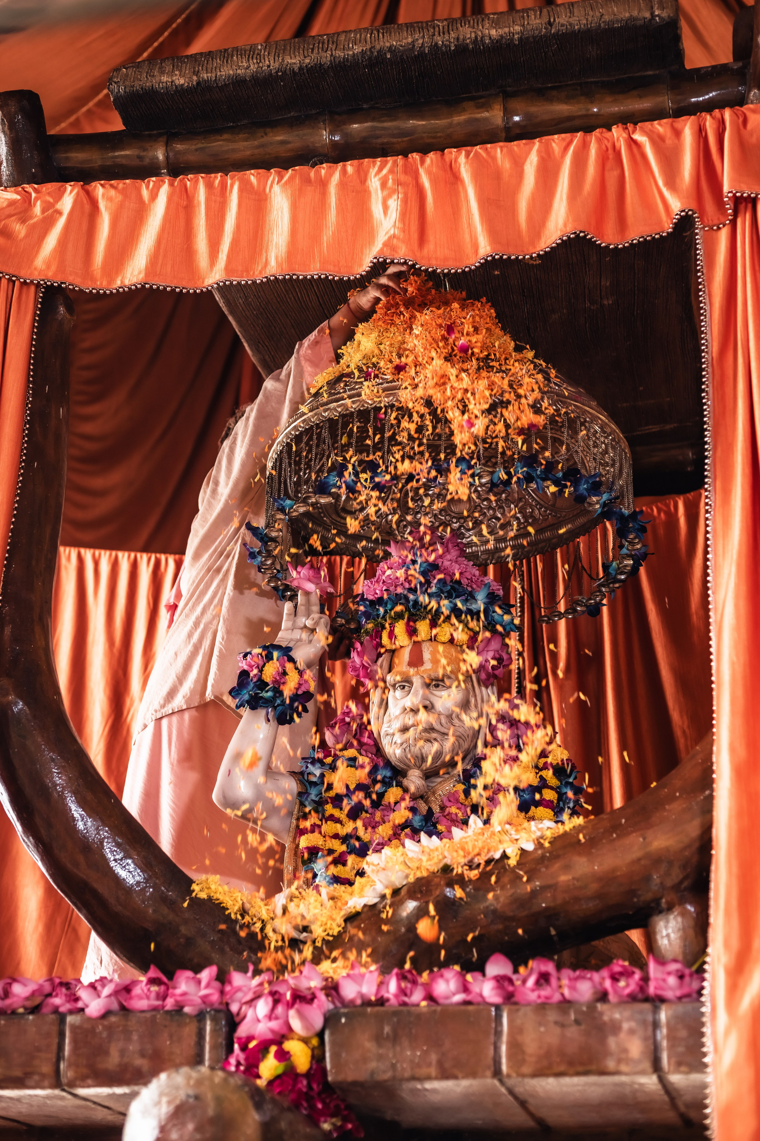 Abhisheka Devraha Baba on Sri Devdas ji maharaj bd. Mariam Bagdasaryan