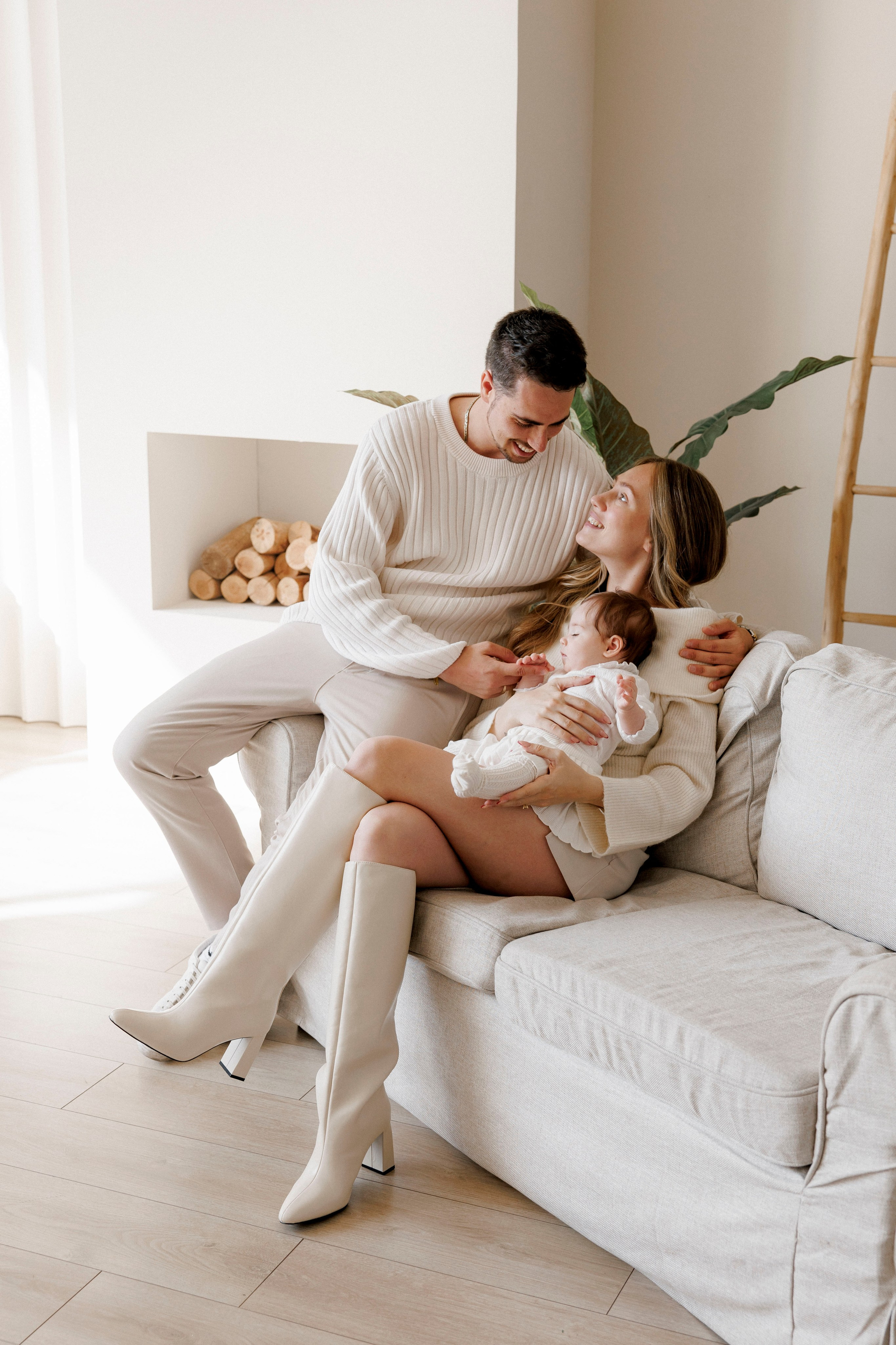 6 months old family photoshoot inside the white studio. Главная