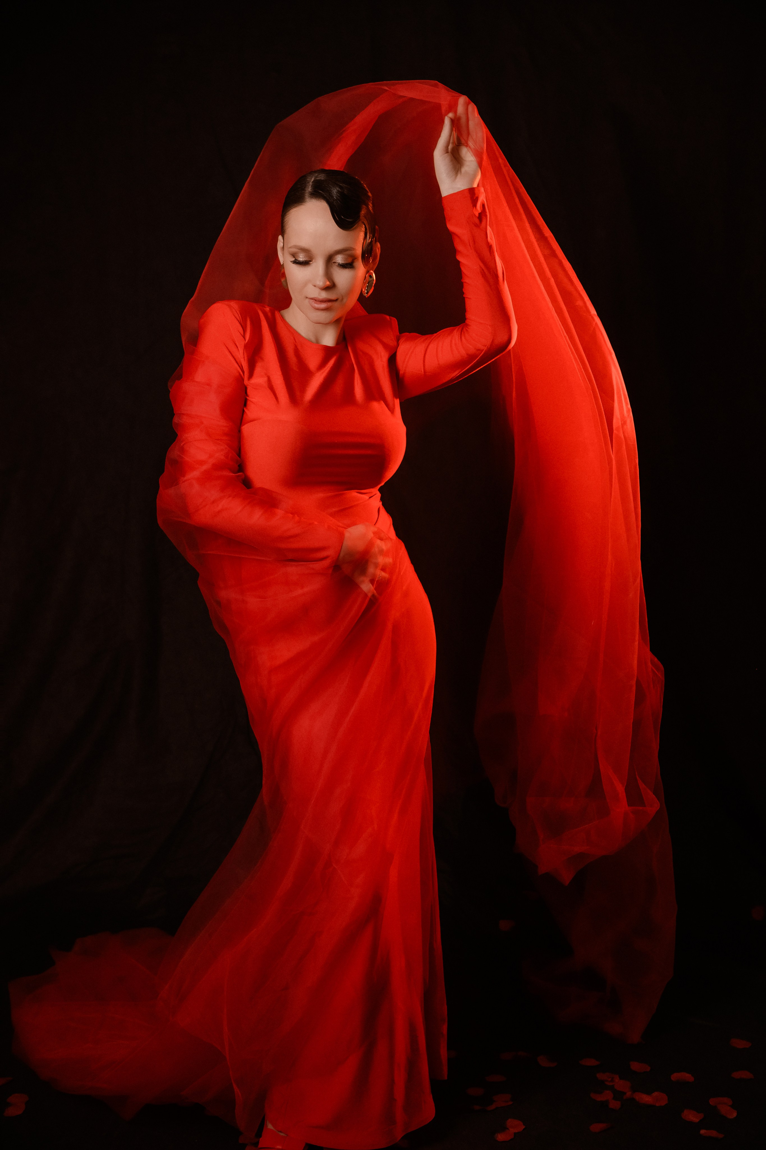 Красное платье и накидка 42-48 + ткань. Фотограф Анна Качан