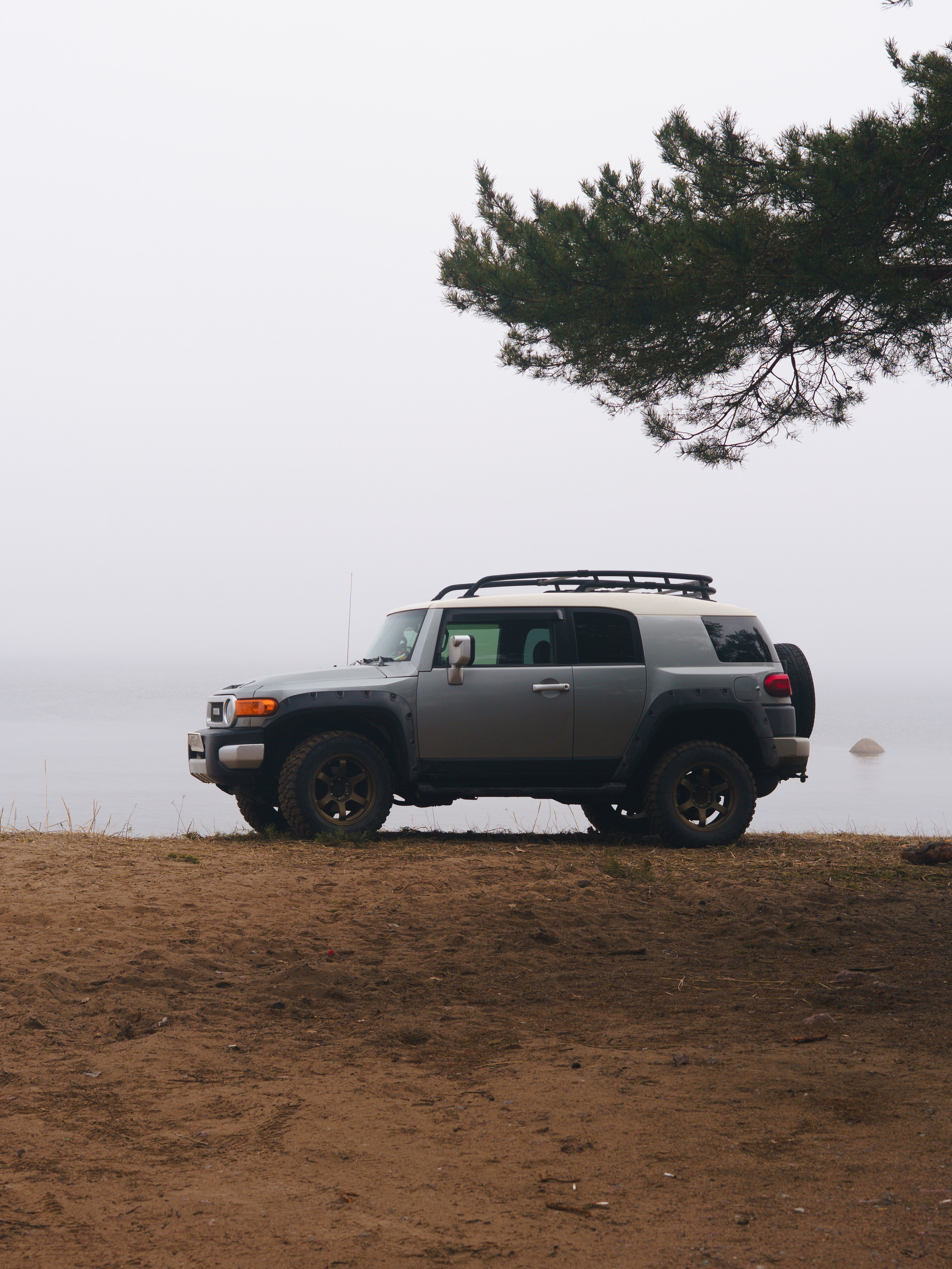 Съемка Toyota FJ Cruiser на берегу финского залива для последующей продажи авто на авито