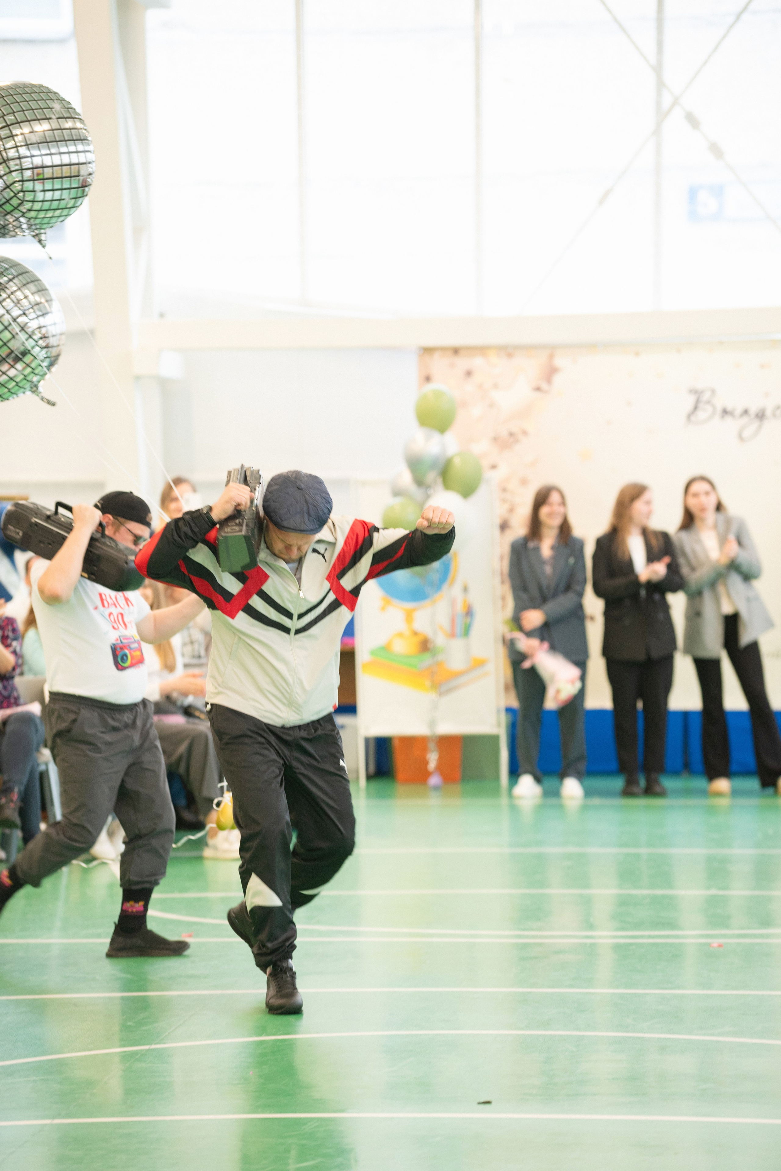 Съёмка выпускного в школе для 11 класса в Сургуте от профессионального школьного фотографа