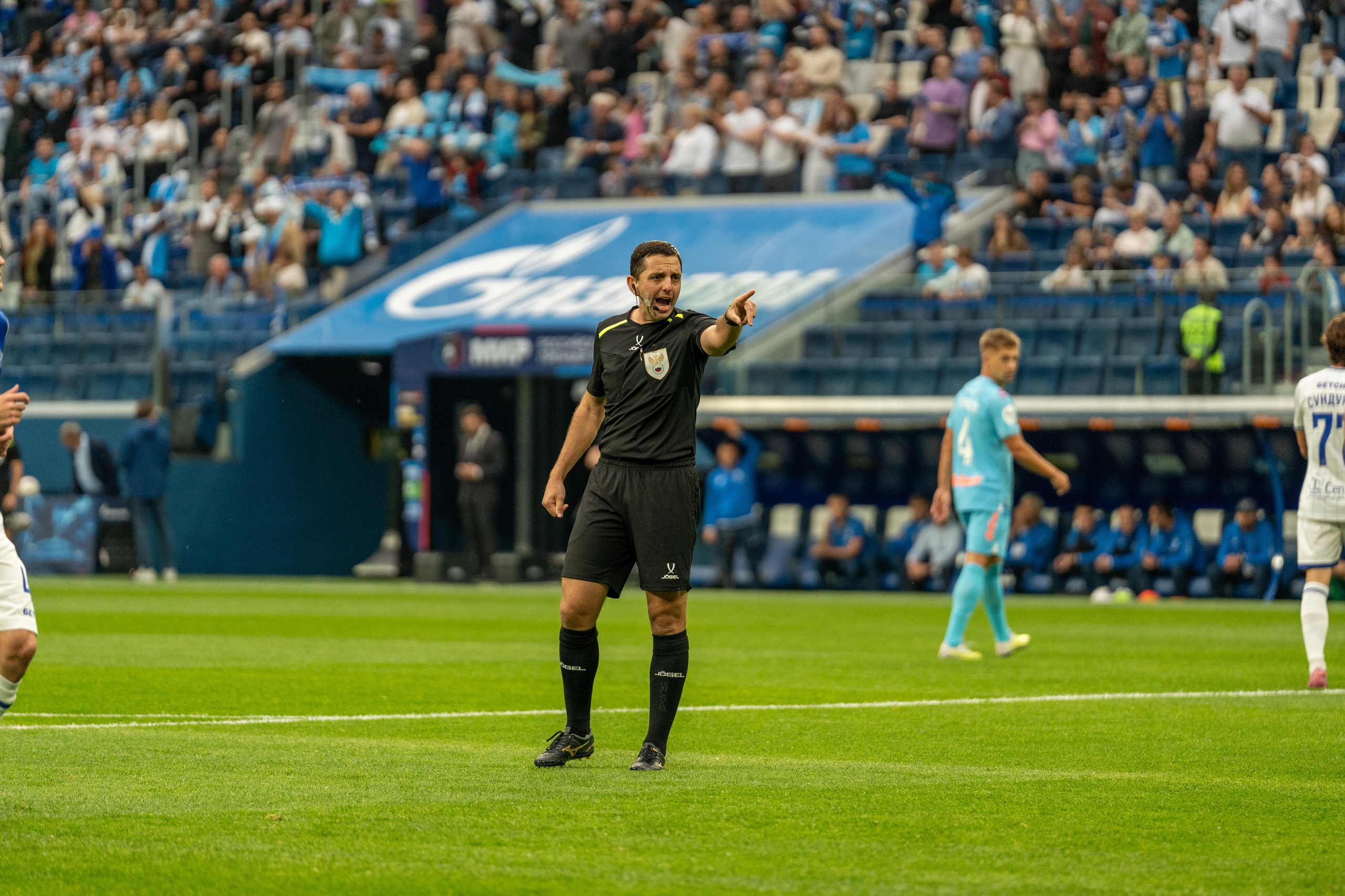 Судья останавливает игру на Газпром Арене, спортивный фотограф Санкт-Петербург