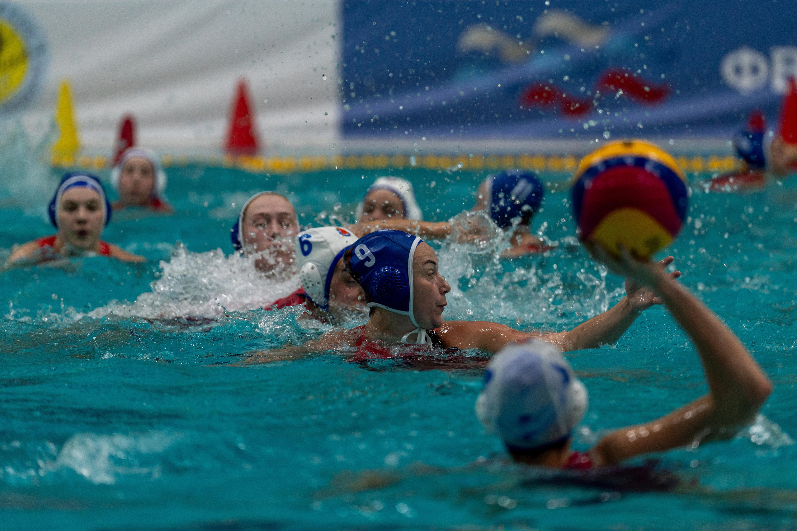 Атакующая игрок женского матча водного поло, спортивный фотограф Санкт-Петербург