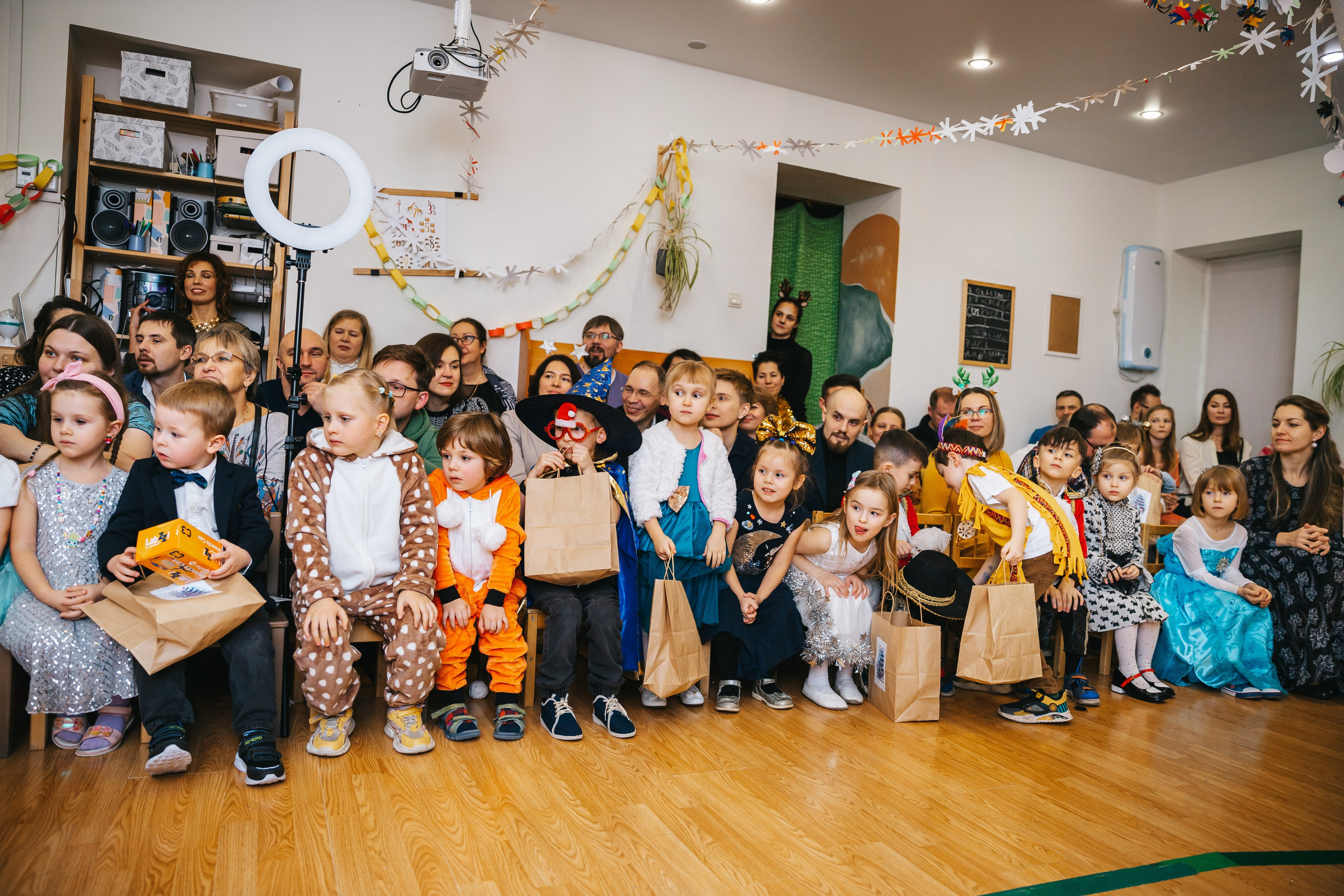 Новогодний утренник в Монтессори-садике. Семейный lifestyle фотограф в Санкт-Петербурге Людмила Пахомова