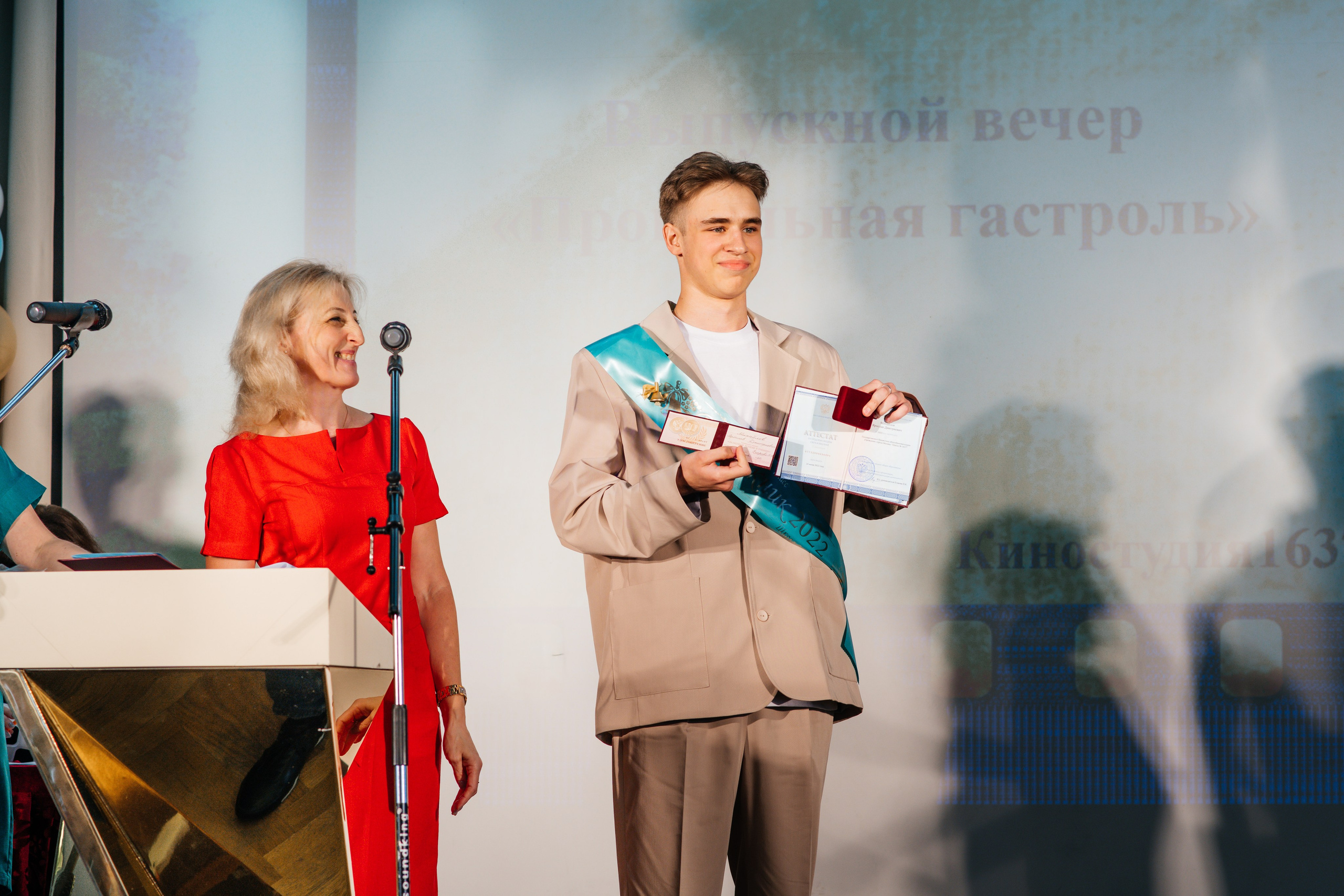 Вручение аттестатов. Выпускные альбомы в Подольске Москве и МО