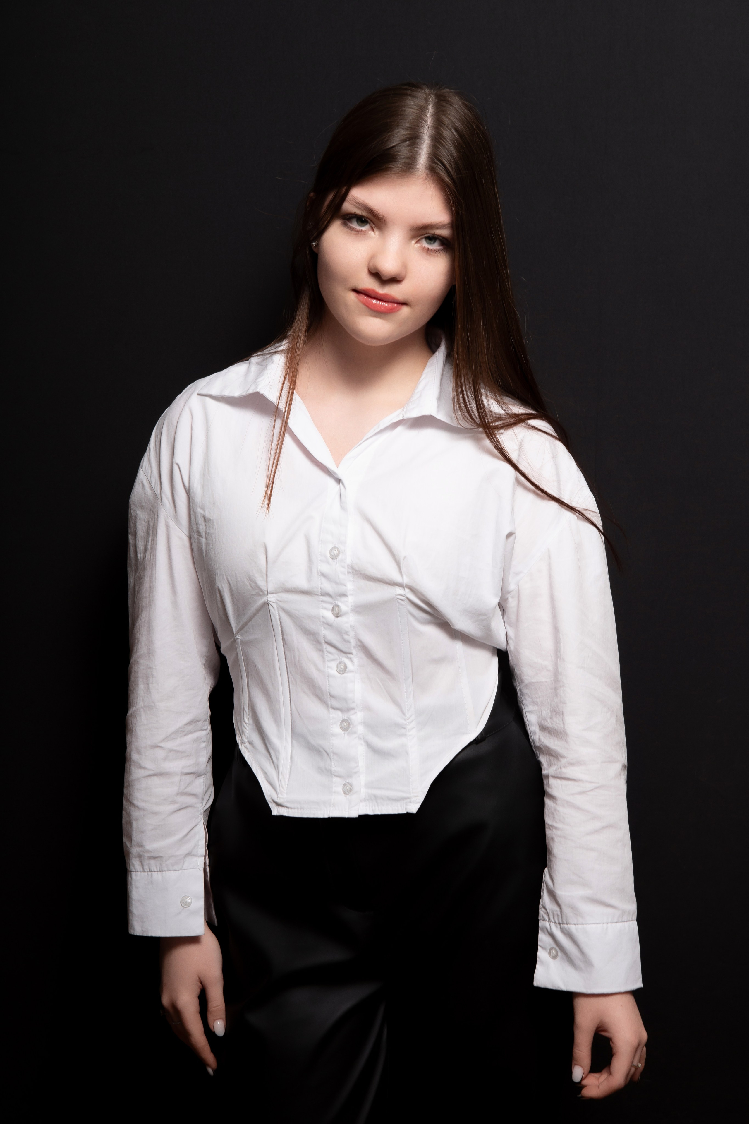 Портретная фотосессия для учеников 9 класса на чёрном фоне | Школьный фотограф Николай Богатырёв | Твой альбом / Твои правила. ТВОЙ АЛЬБОМ / ТВОИ ПРАВИЛА