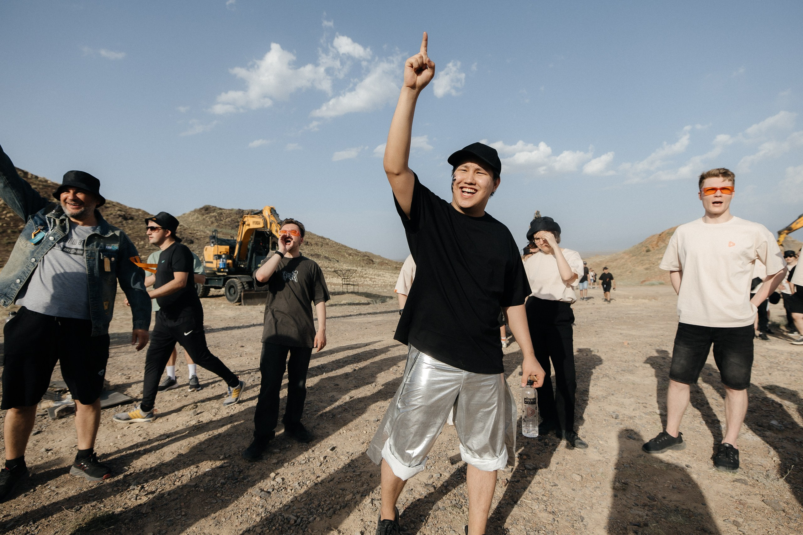 Здравствуйте! Я свадебный фотограф из Ульяновска, работаю в том числе по всей России и с выездом за границу. Снимаю свадьбы, lovestory, корпоративы, светский репортаж. Провожу обучение по фотографии, мастер-классы и воркшопы для других фотографов.