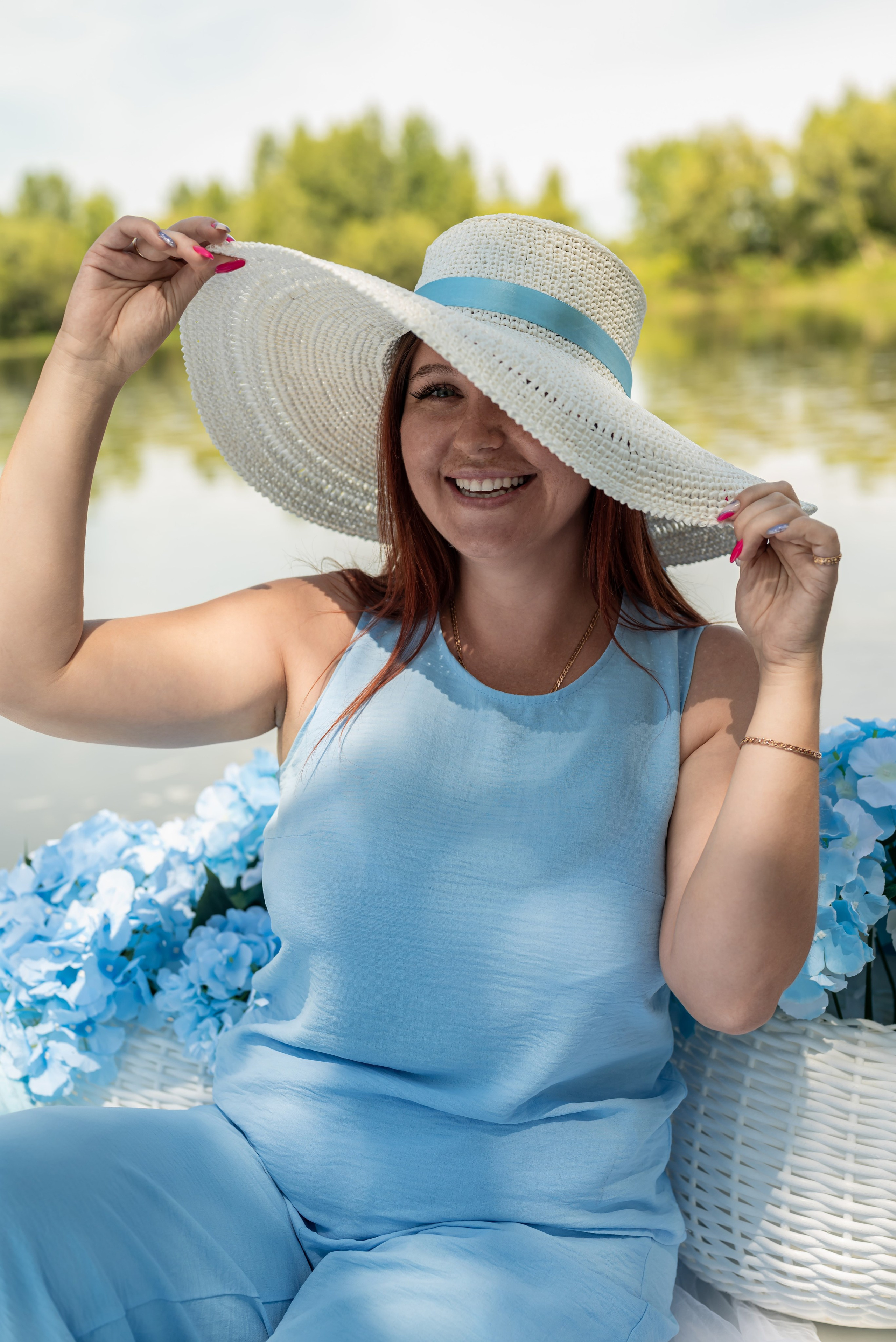 Фотопроект на лодке с голубыми гортензиями. Фотограф в городе Салават