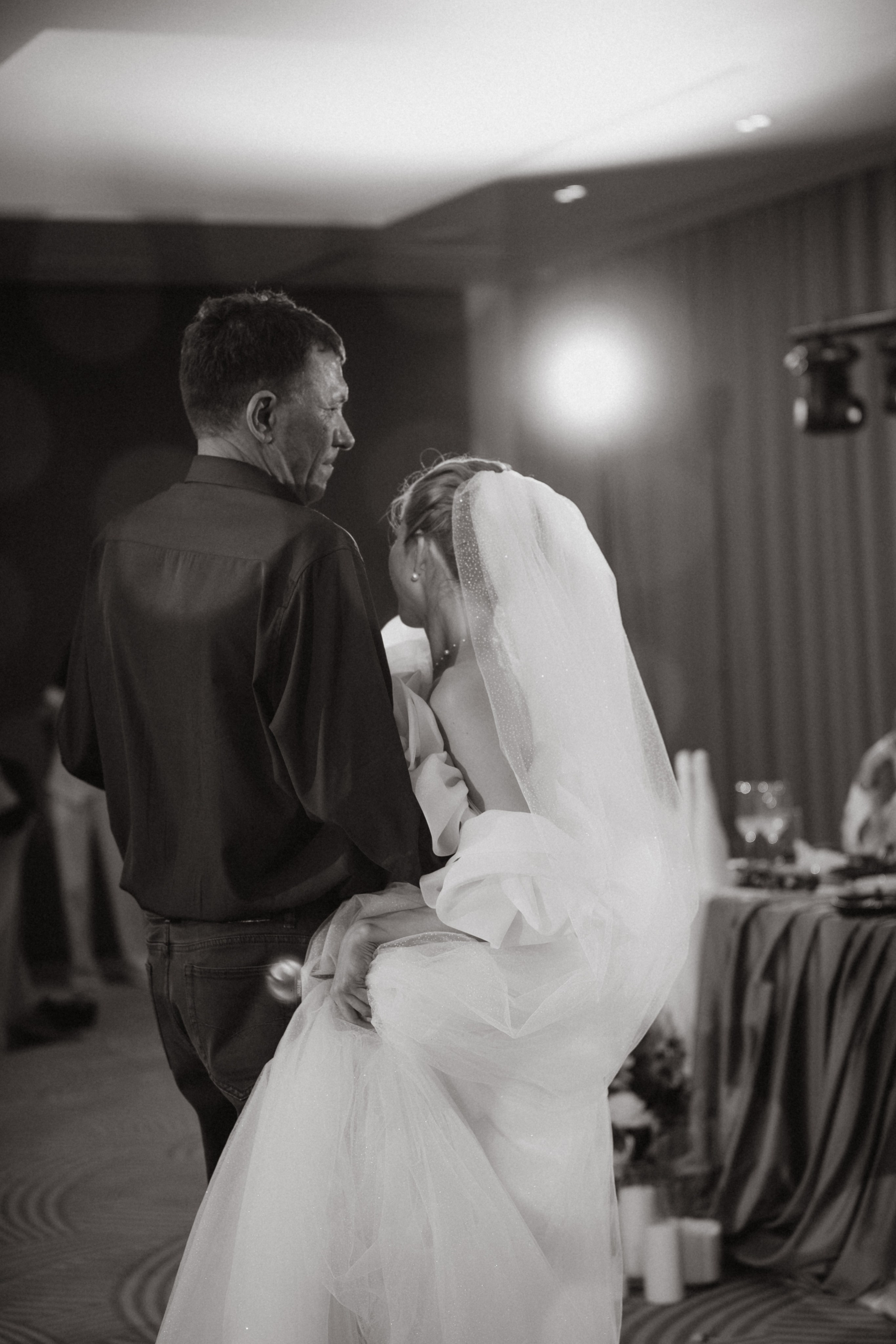 Фотограф Новороссийск - невеста танцует с папой, черно-белая фотография.