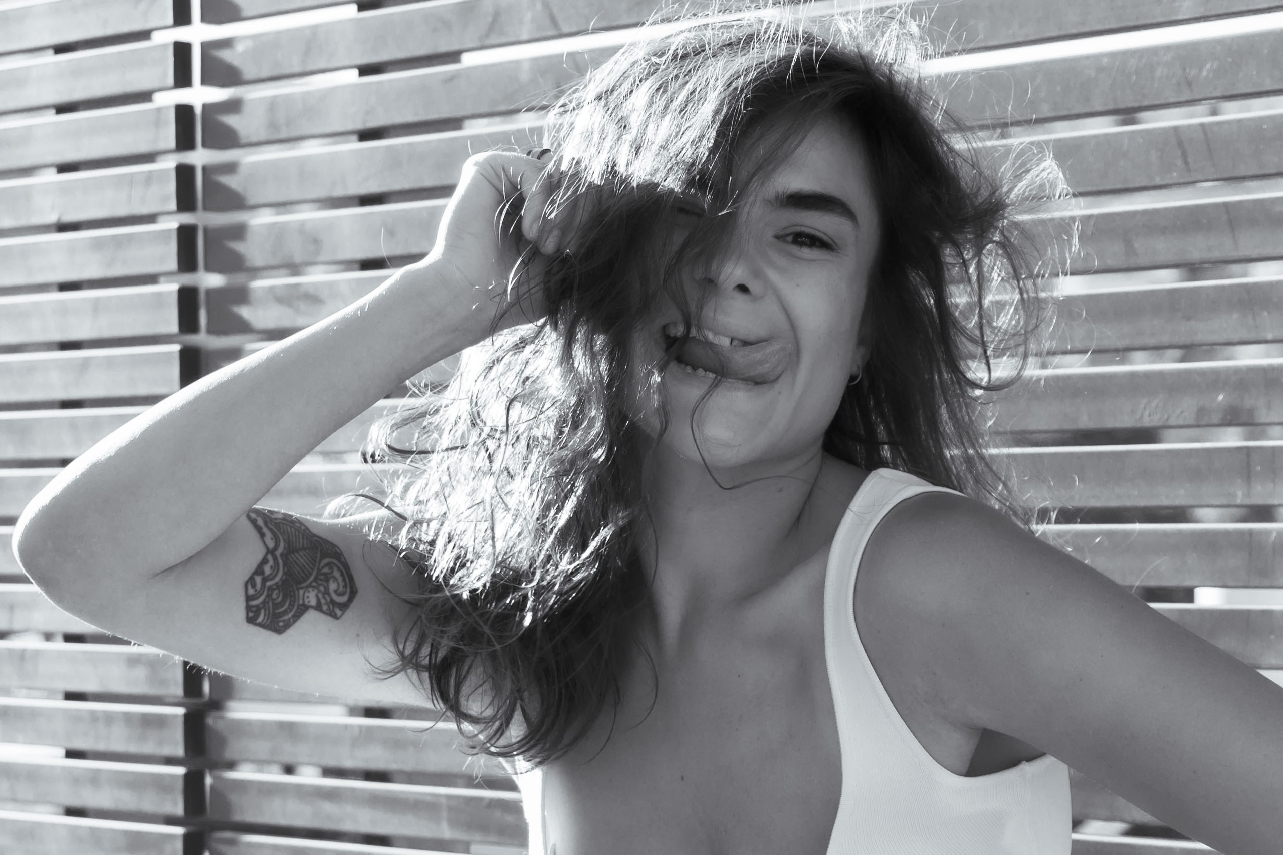 чб фото девушки показывающая язык