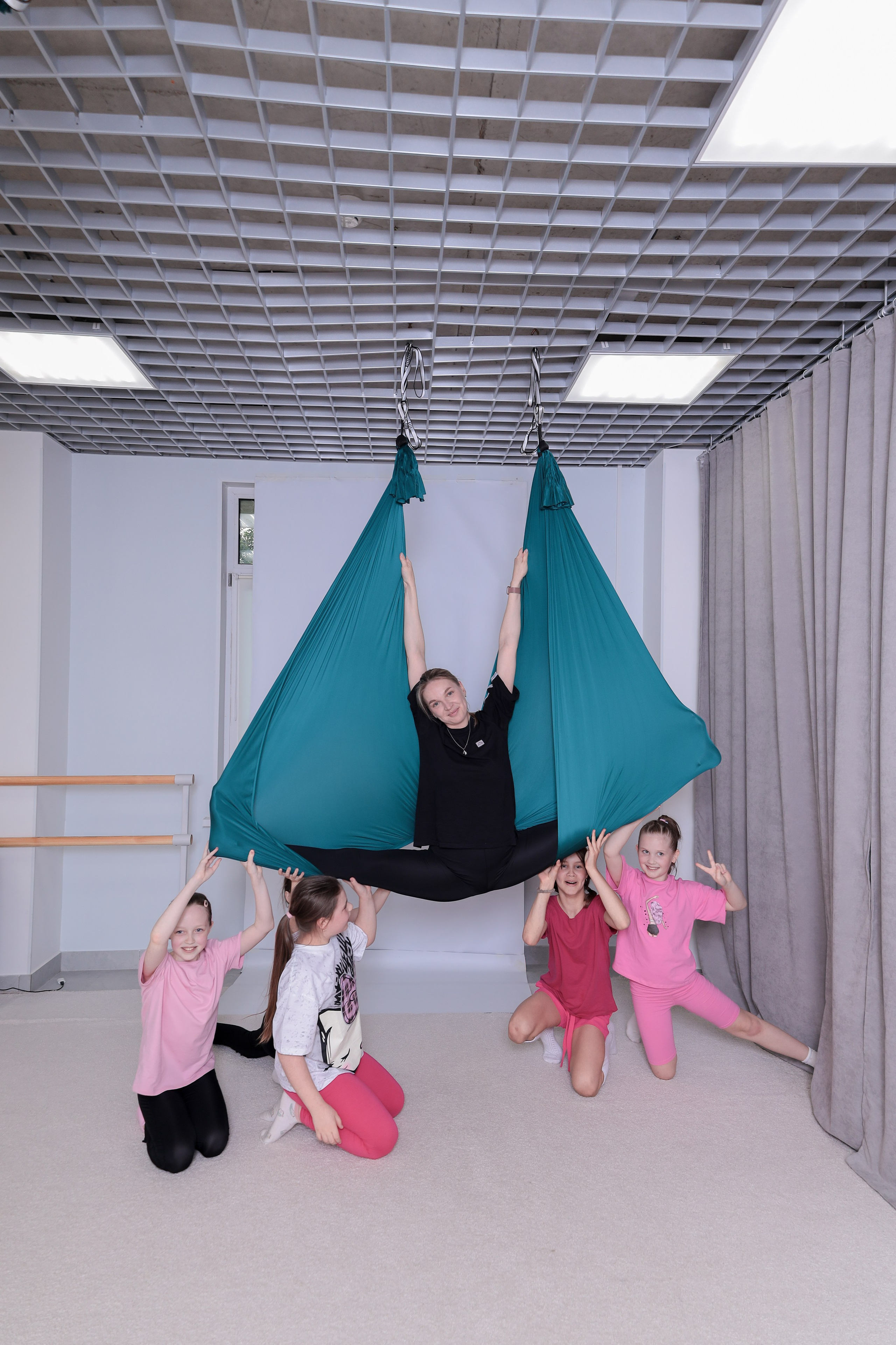 Детская аэройога. Фотограф Надршина Лилия