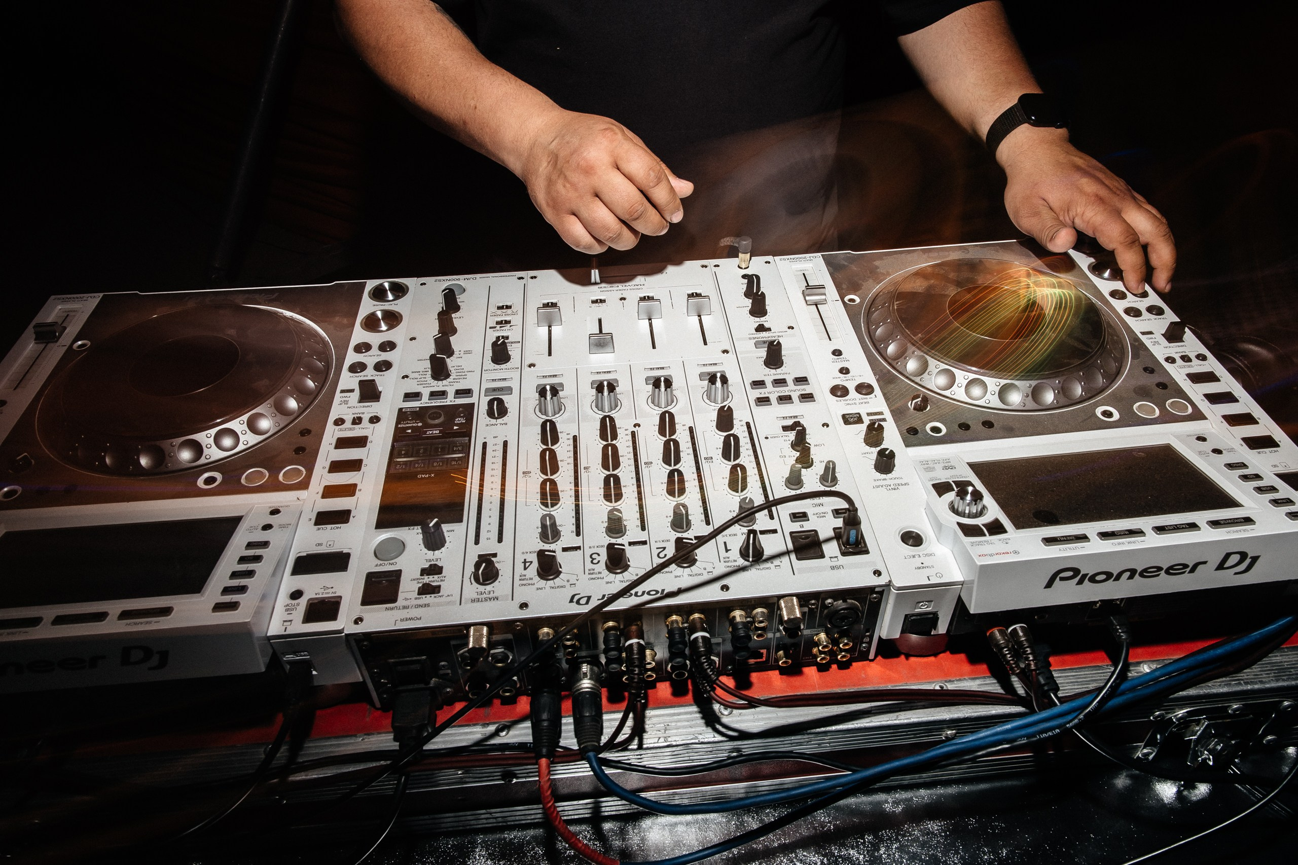 Здравствуйте! Я свадебный фотограф из Ульяновска, работаю в том числе по всей России и с выездом за границу. Снимаю свадьбы, lovestory, корпоративы, светский репортаж. Провожу обучение по фотографии, мастер-классы и воркшопы для других фотографов.