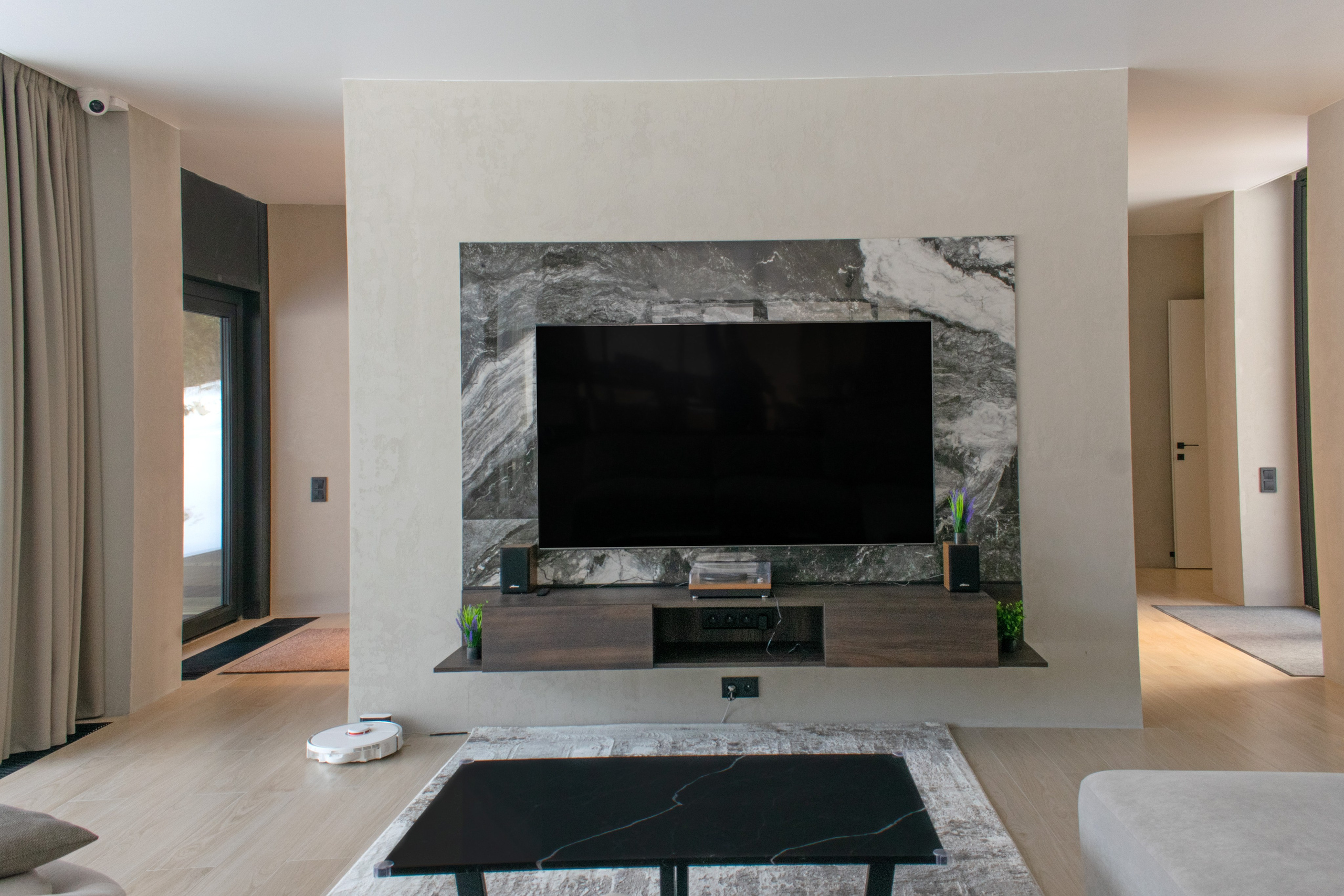 Интерьер элитной недвижимости в Карелии в Сортавала. В кадре телевизор и журнальный столик.