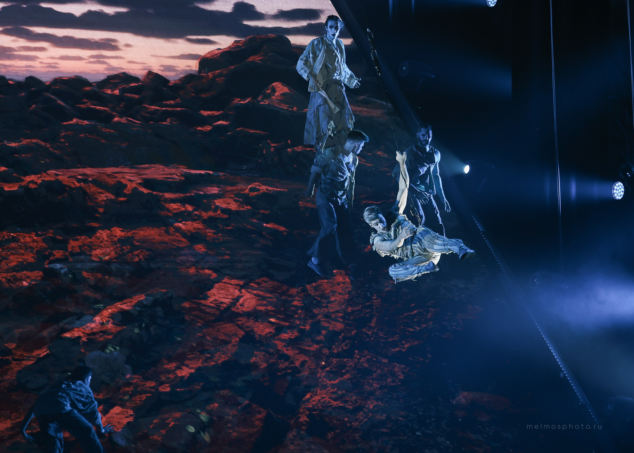 АНТИГРАВИТАЦИЯ. Репортажный, архитектурный, театральный и файн-арт фотограф Лена Мельникова в Москве