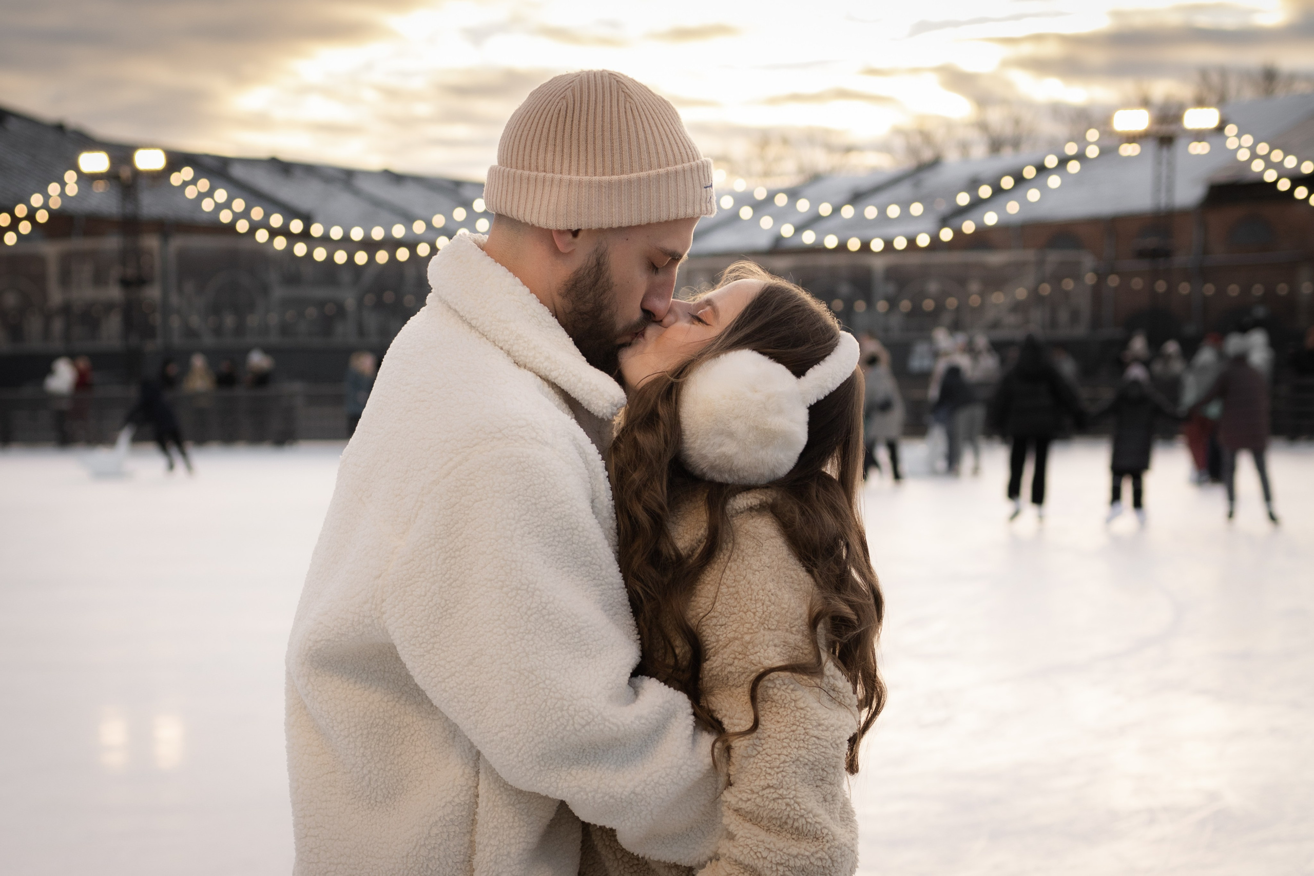 фотосессия влюбленной пары на катке